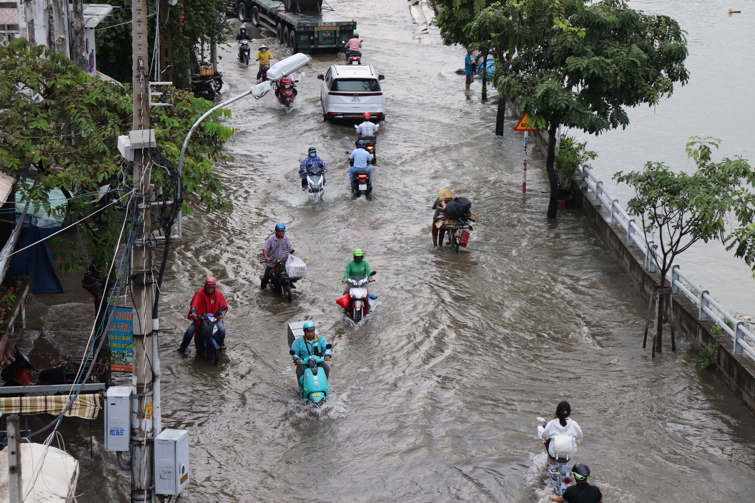 Vẫn cảnh 'đường như mặt biển', dòng người khổ sở bì bõm nhiều giờ đồng hồ về nhà - Ảnh 1.