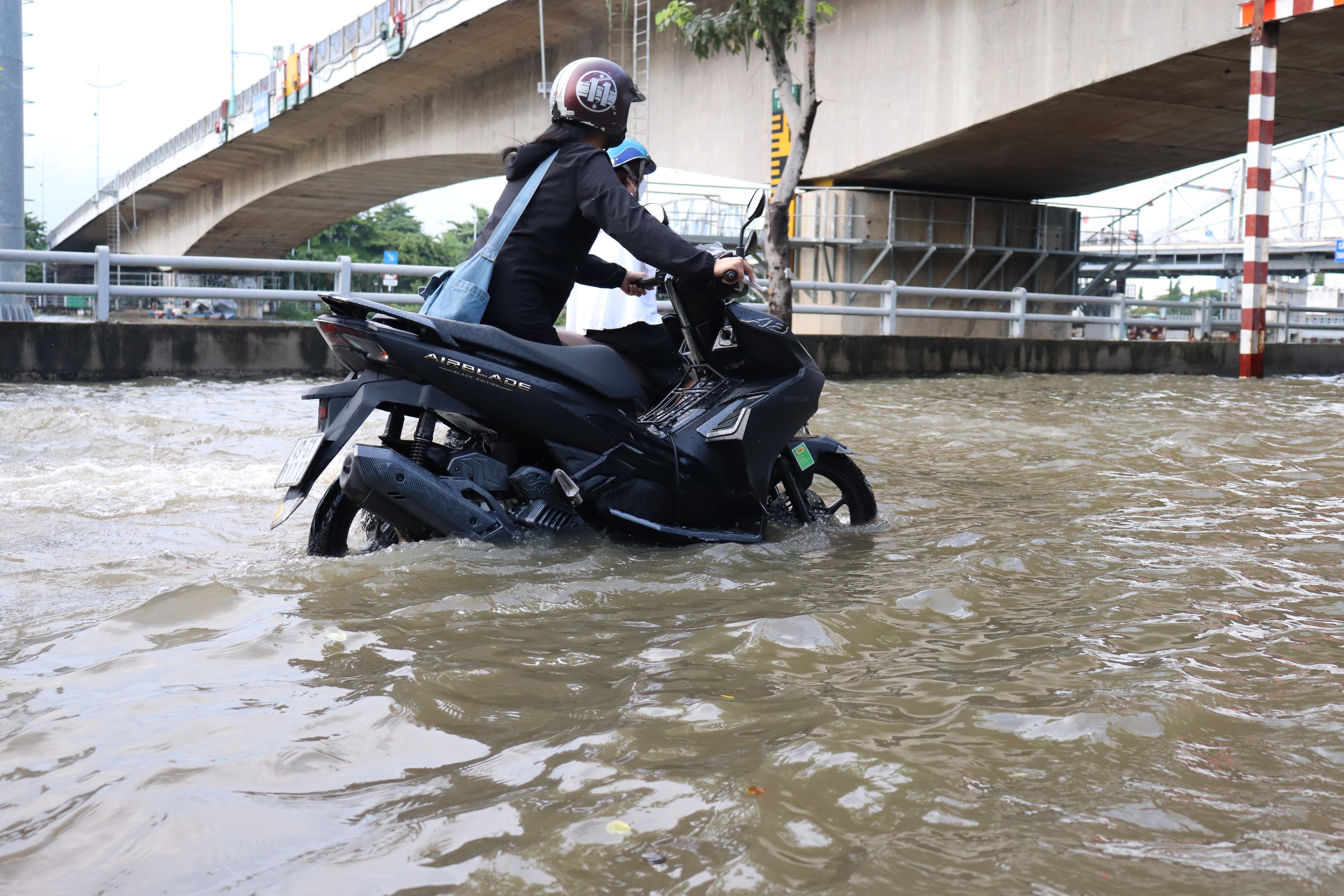 Vẫn cảnh 'đường như mặt biển', dòng người khổ sở bì bõm nhiều giờ đồng hồ về nhà- Ảnh 3.