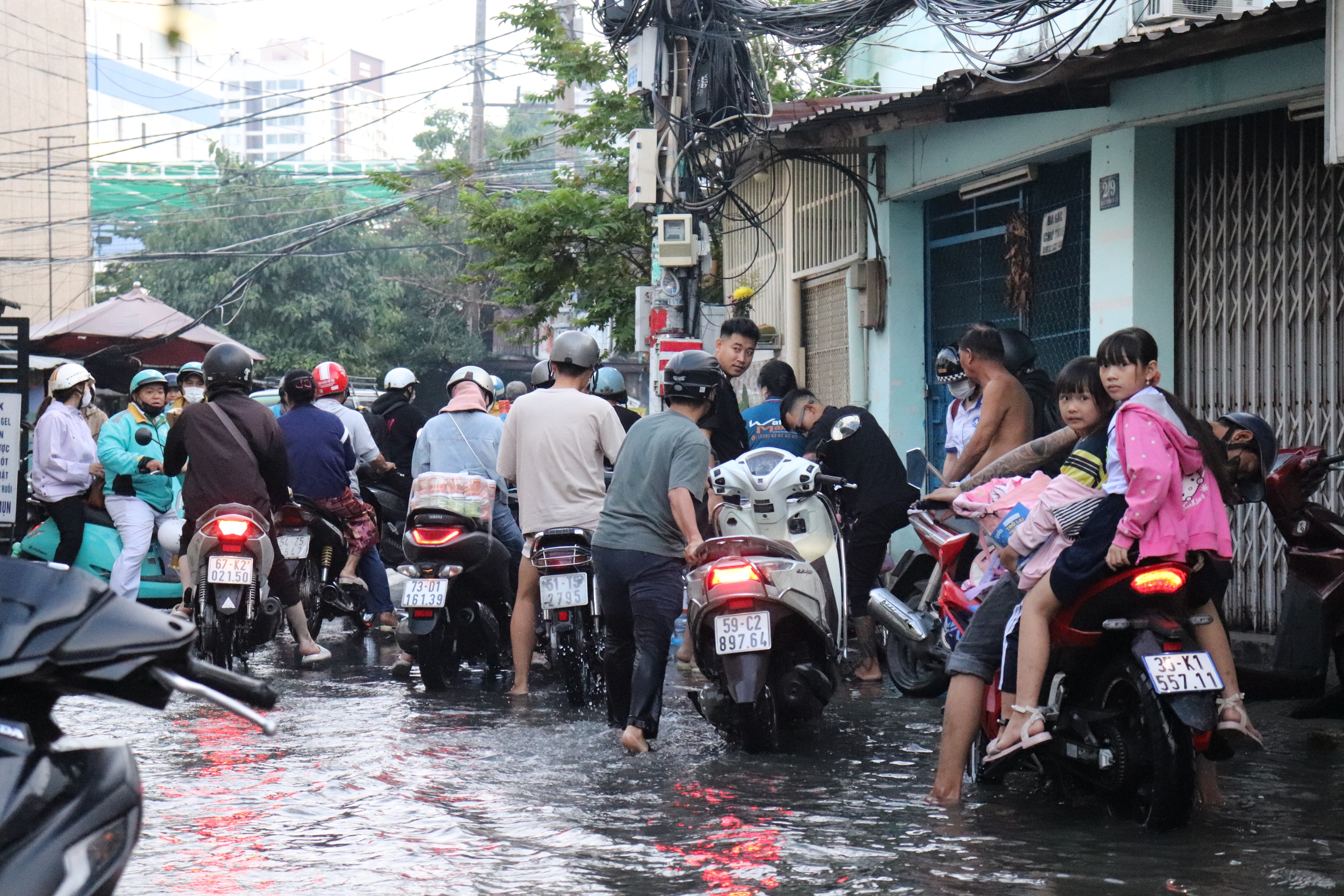 Vẫn cảnh 'đường như mặt biển', dòng người khổ sở bì bõm nhiều giờ đồng hồ về nhà - Ảnh 5.