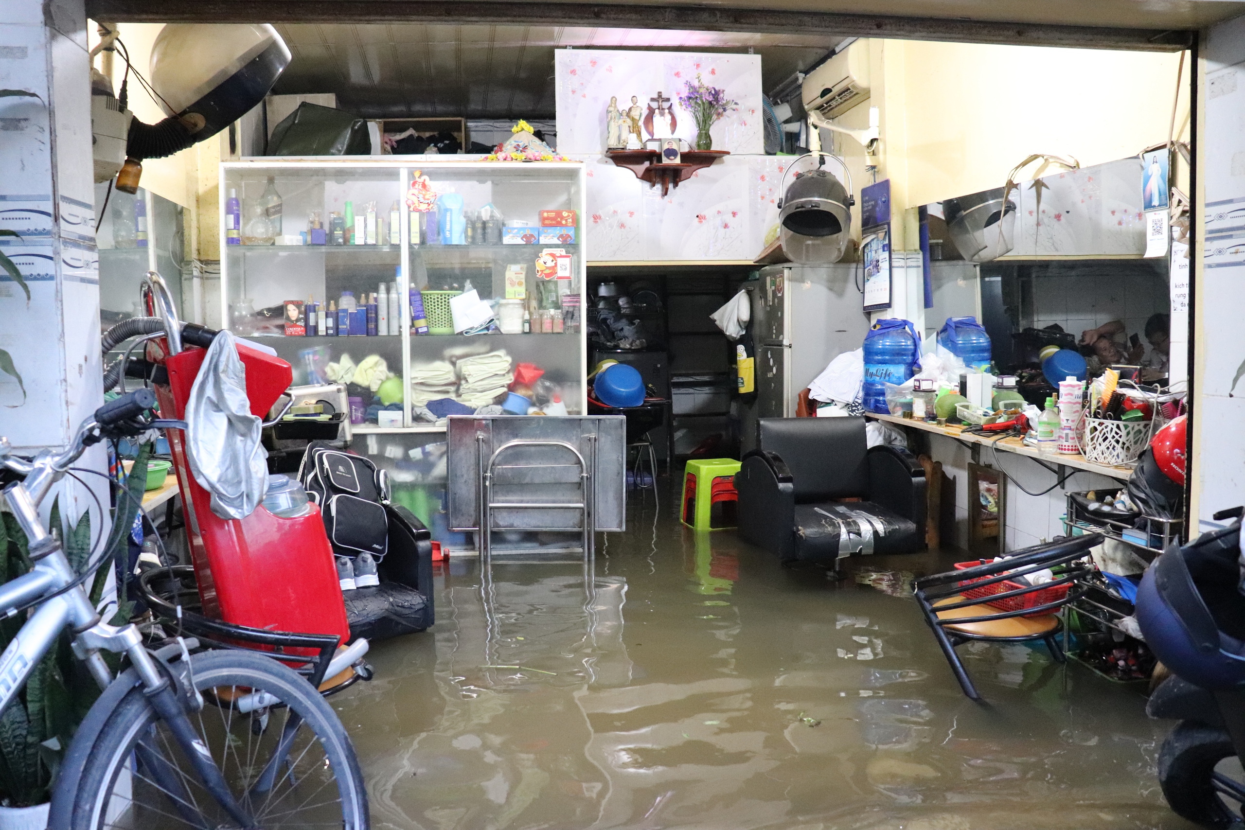 Xem nhanh 20h ngày 18.10: Cô giáo bị tố đánh học sinh bầm tím | Ly kỳ đạo chích đập tường trộm tiền vàng- Ảnh 4.