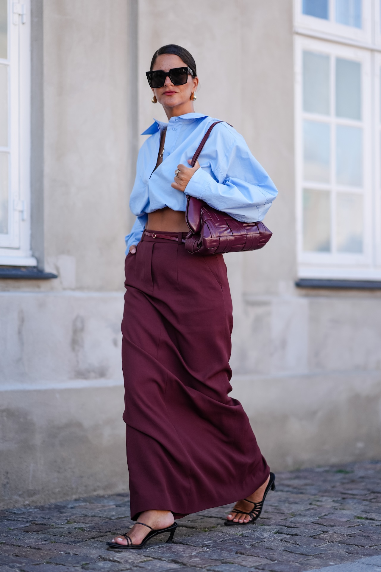 បន្សំពណ៌ដែលមិនអាចកាត់ថ្លៃបាននៃរដូវកាល: ពណ៌ខៀវរួមបញ្ចូលគ្នាជាមួយពណ៌ស្វាយ - រូបថត 1 ។ Combo màu sắc bất bại của mùa: xanh lam phối cùng đỏ tía- Ảnh 1.