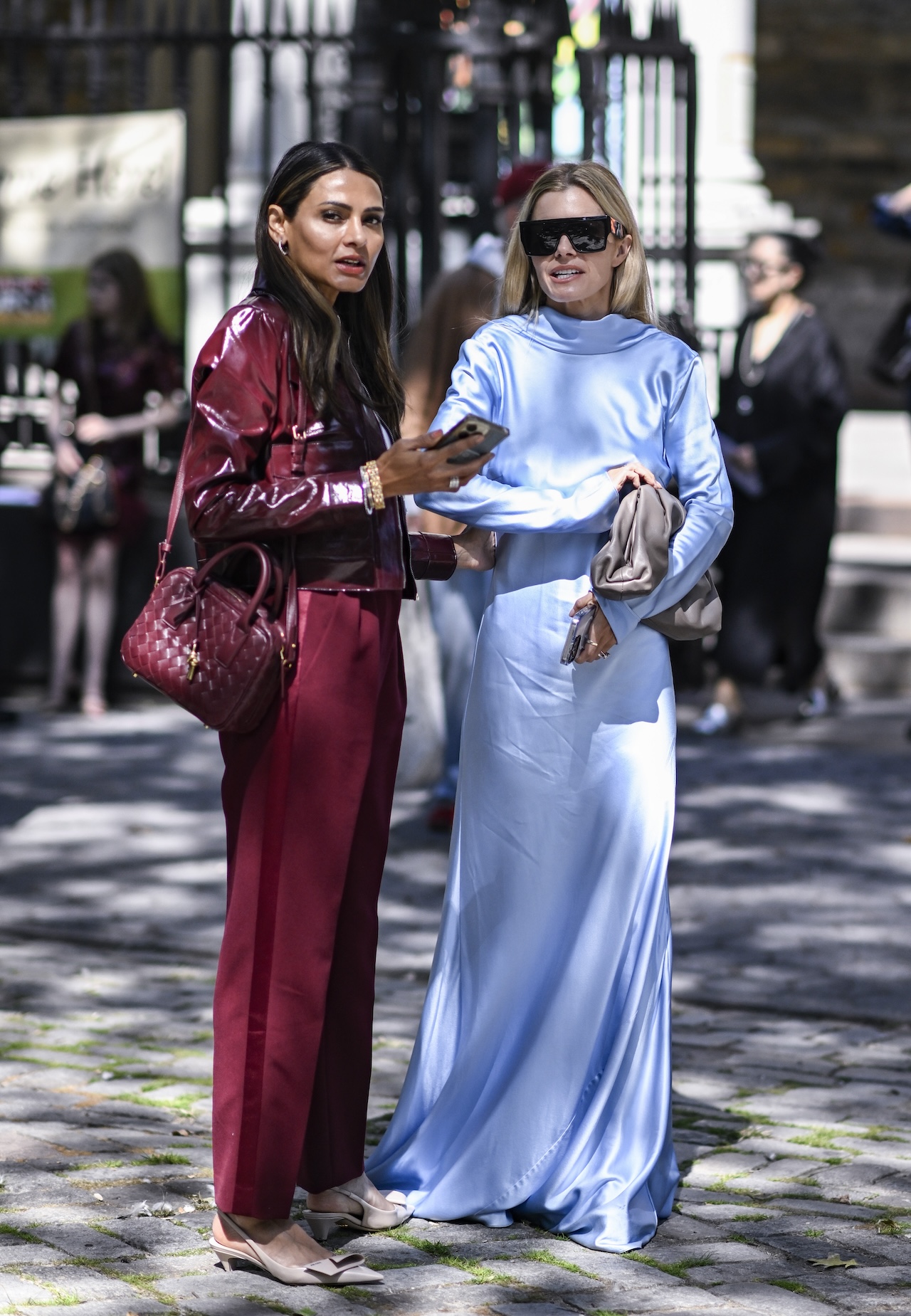 បន្សំពណ៌ដែលមិនអាចកាត់ថ្លៃបាននៃរដូវកាល៖ ពណ៌ខៀវរួមបញ្ចូលគ្នាជាមួយពណ៌ស្វាយ - រូបថត 4 ។ Combo màu sắc bất bại của mùa: xanh lam phối cùng đỏ tía- Ảnh 4.