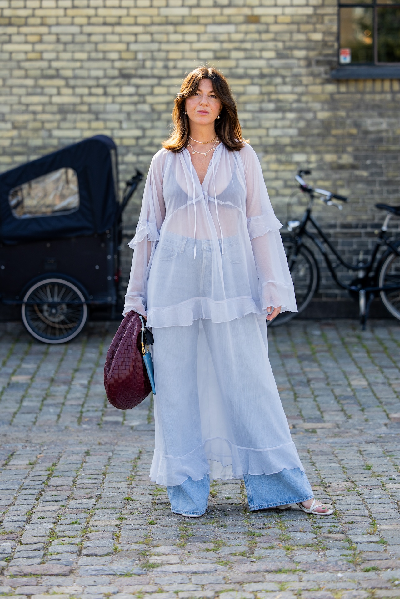 បន្សំពណ៌ដែលមិនអាចកាត់ថ្លៃបាននៃរដូវកាល: ពណ៌ខៀវរួមបញ្ចូលគ្នាជាមួយពណ៌ស្វាយ - រូបថត 6 ។ Combo màu sắc bất bại của mùa: xanh lam phối cùng đỏ tía- Ảnh 6.