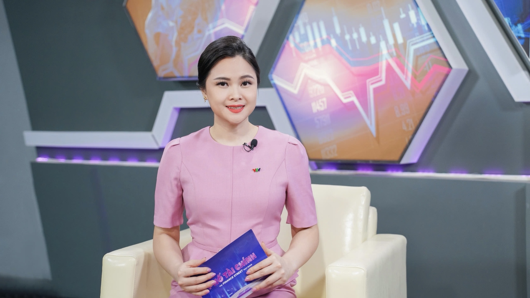 MC 'Phố tài chính' Khánh Ly tiết lộ chuyện nghề- Ảnh 3. MC 'Phố tài chính' Khánh Ly tiết lộ chuyện nghề- Ảnh 3.