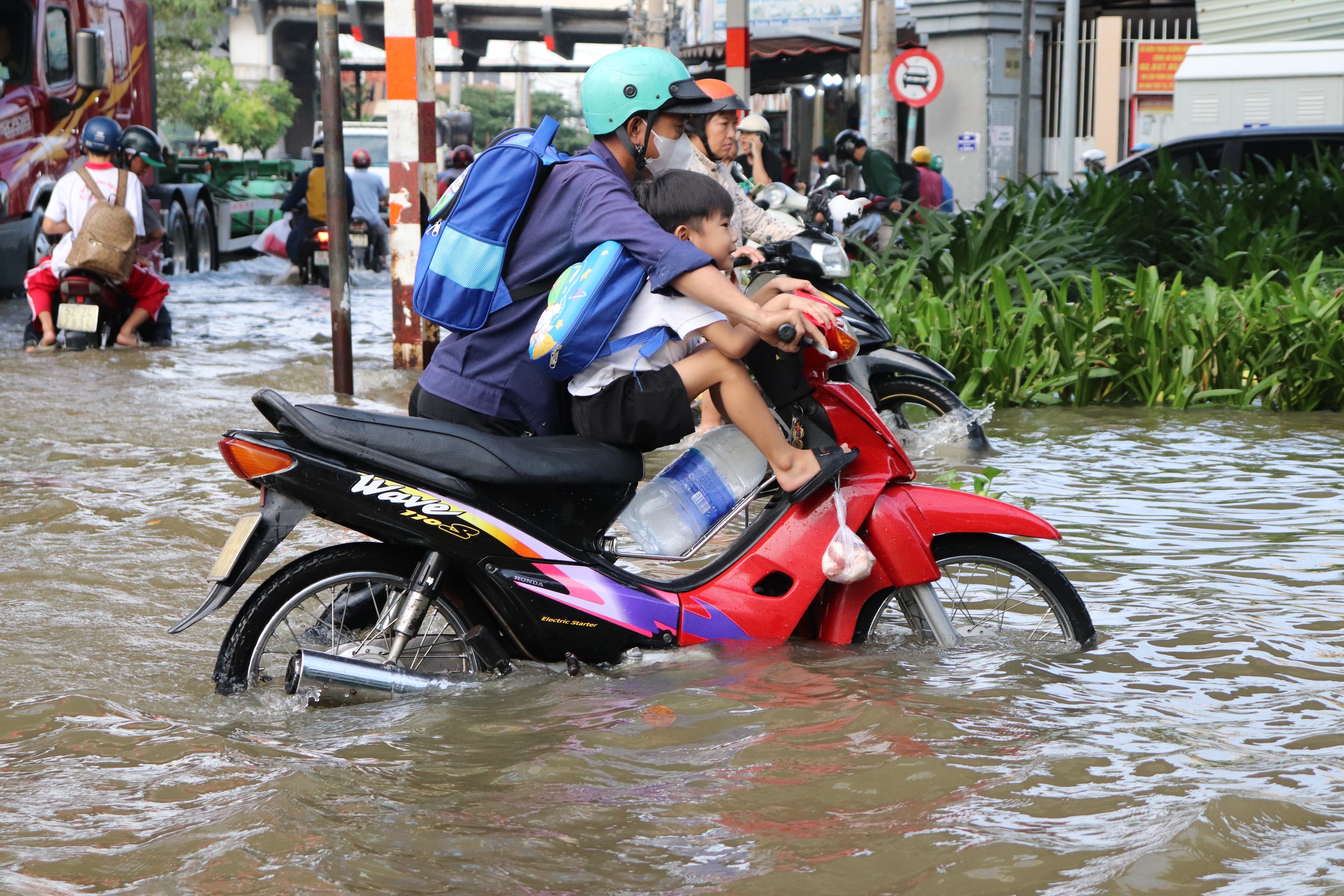 Ngập liên miên vì triều cường, người dân 'cắn răng' lau dọn nhà cửa, tát nước như cơm bữa- Ảnh 1.