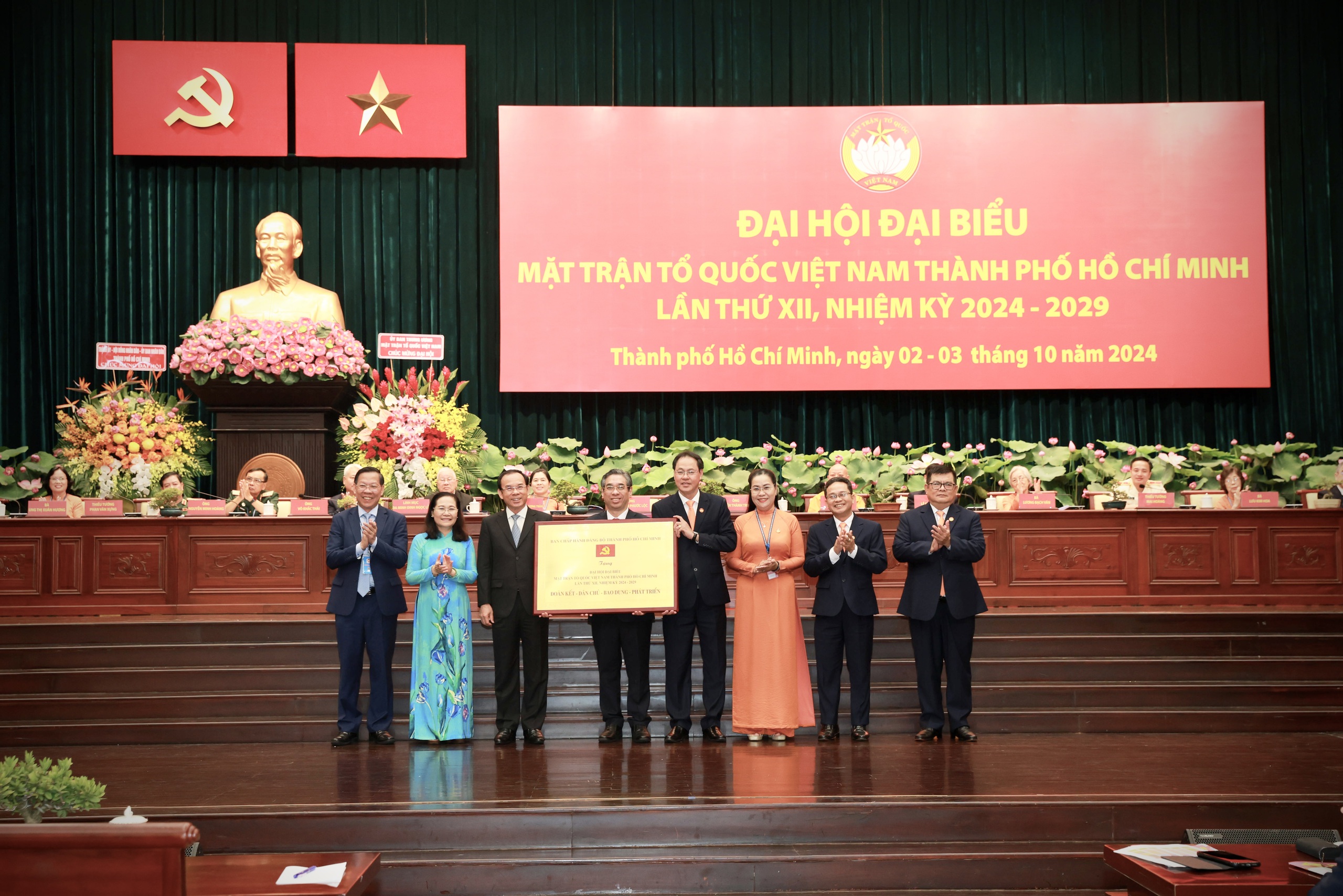 Bí thư Nguyễn Văn Nên: Tình dân tộc, nghĩa đồng bào giúp TP.HCM vượt qua thời khắc nguy khốn nhất- Ảnh 2.