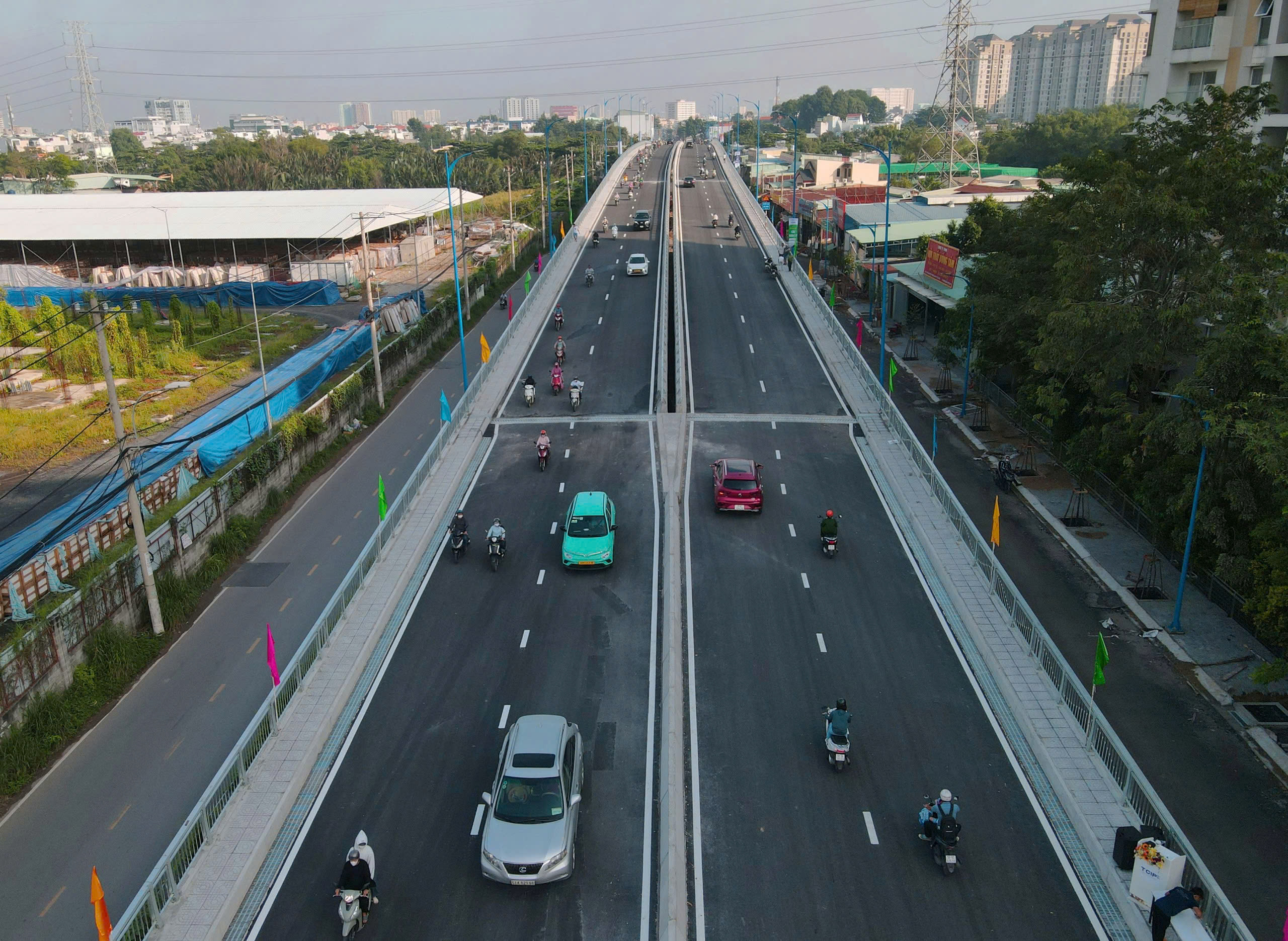 [FLYCAM] Cận cảnh cầu Nam Lý mới tinh, đường Đỗ Xuân Hợp thoát kẹt xe triền miên- Ảnh 1.