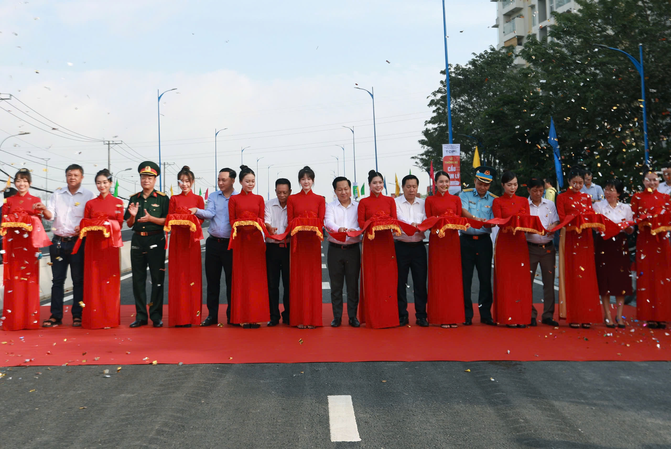 Thông xe cầu Nam Lý sau 8 năm chờ đợi- Ảnh 2.