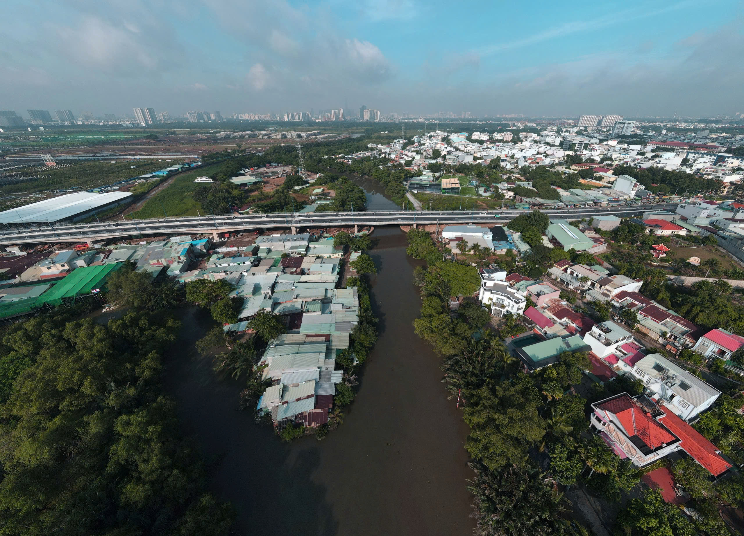 [FLYCAM] Cận cảnh cầu Nam Lý mới tinh, đường Đỗ Xuân Hợp thoát kẹt xe triền miên- Ảnh 6.