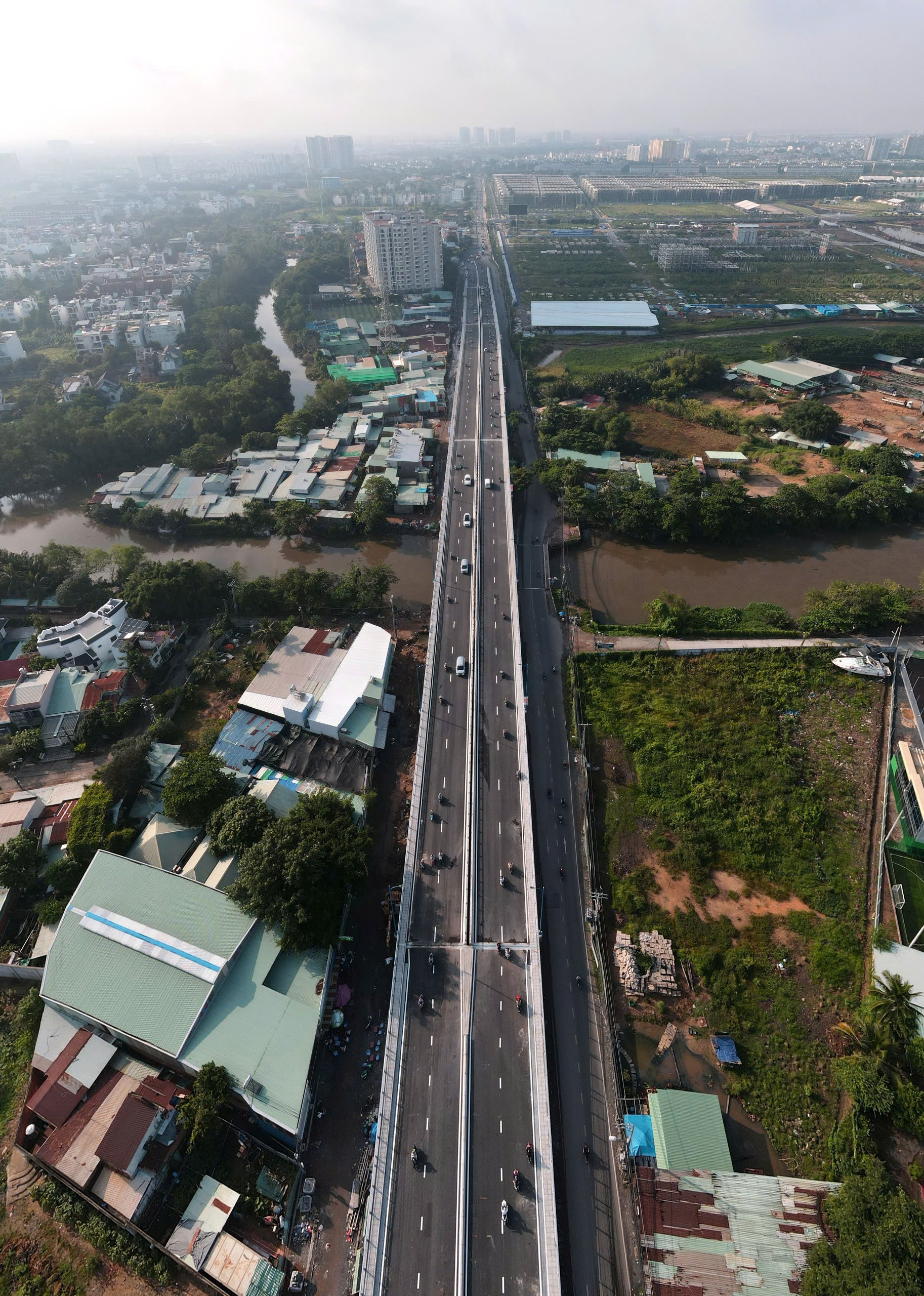 [FLYCAM] Cận cảnh cầu Nam Lý mới tinh, đường Đỗ Xuân Hợp thoát kẹt xe triền miên- Ảnh 5.