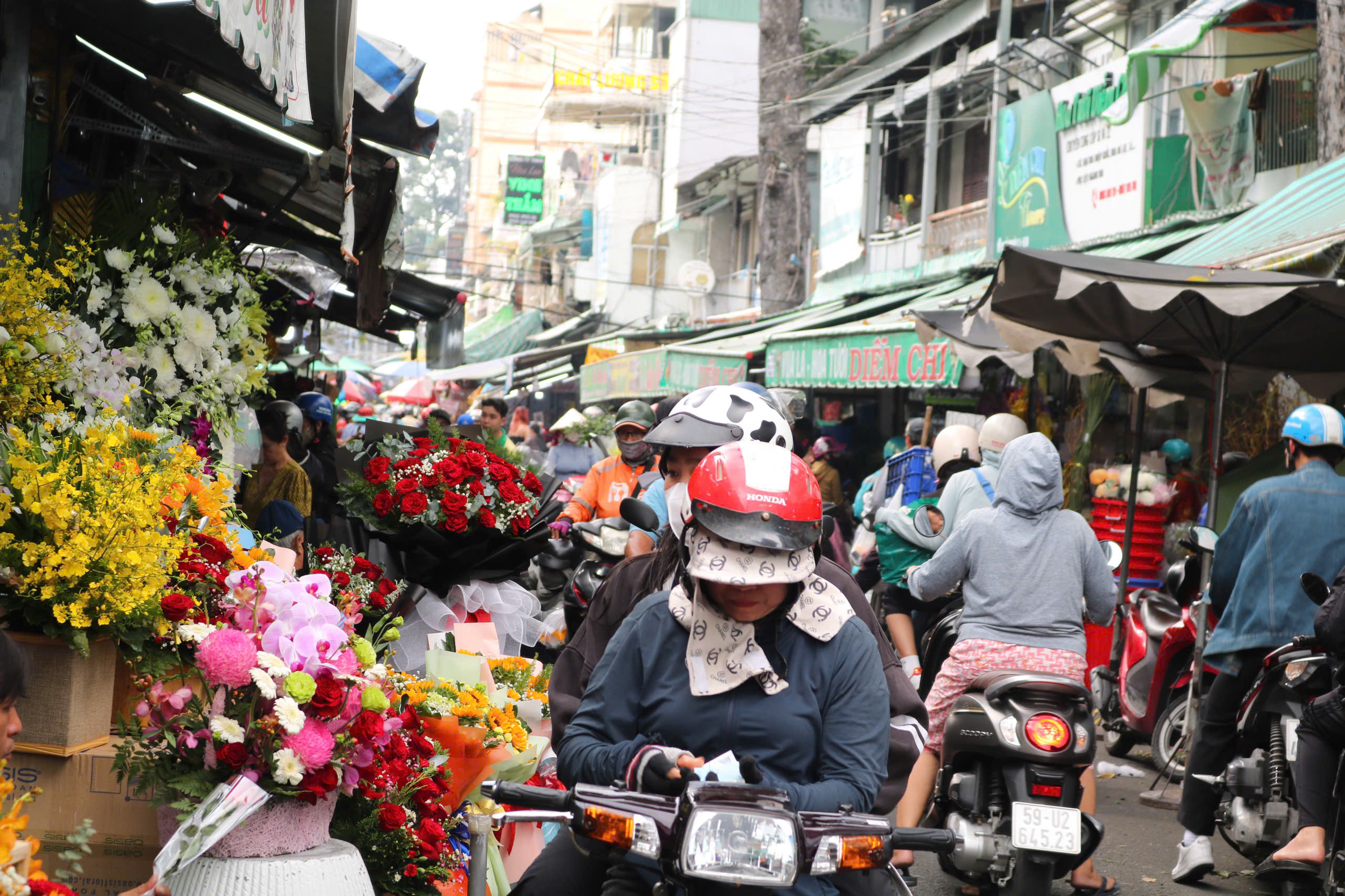 Độc lạ những bó hoa labubu ‘xuống phố’ - Ảnh 12.