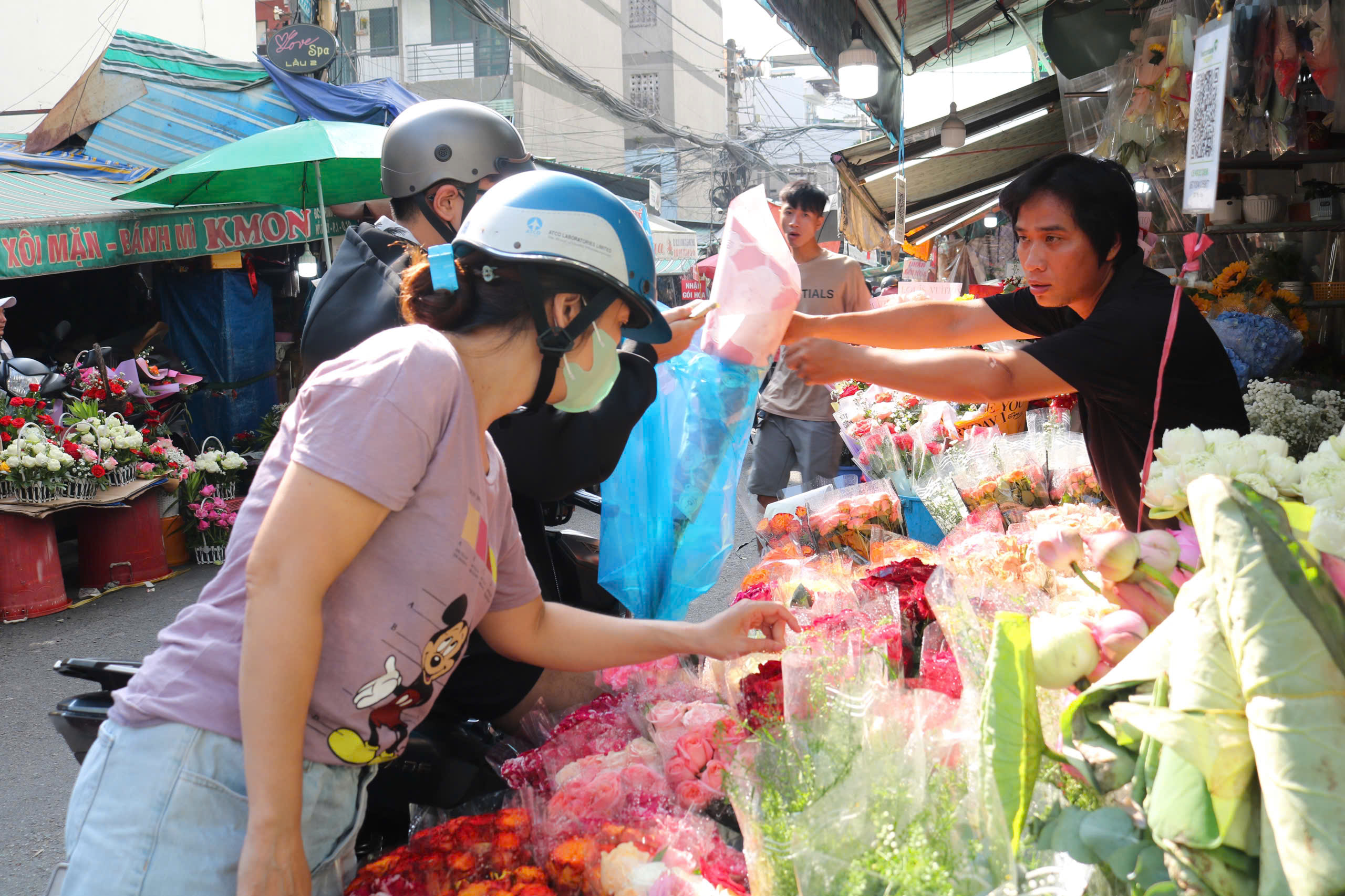 Độc lạ những bó hoa labubu ‘xuống phố’ - Ảnh 11.