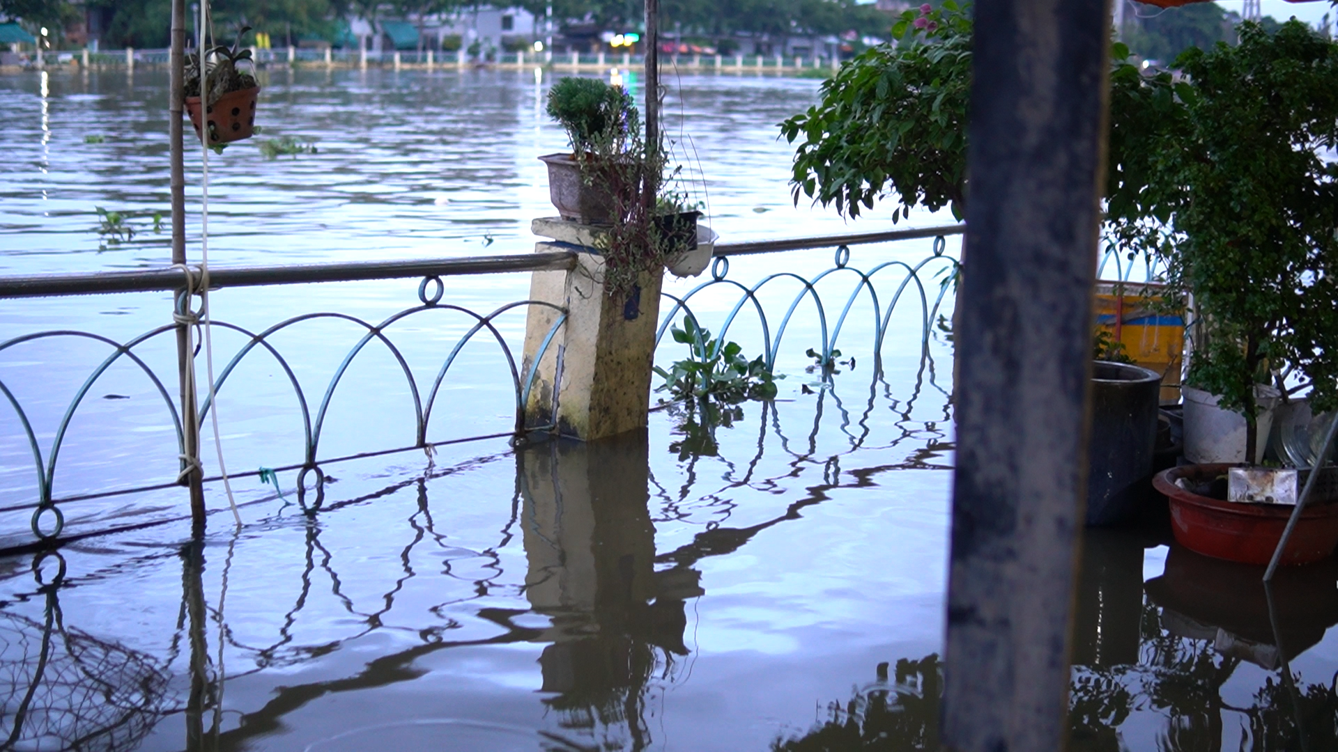 Nước ngập bủa vây, người dân bờ kè Thanh Đa mất ăn mất ngủ ‘lo nhà sập lúc nào không hay'- Ảnh 1.