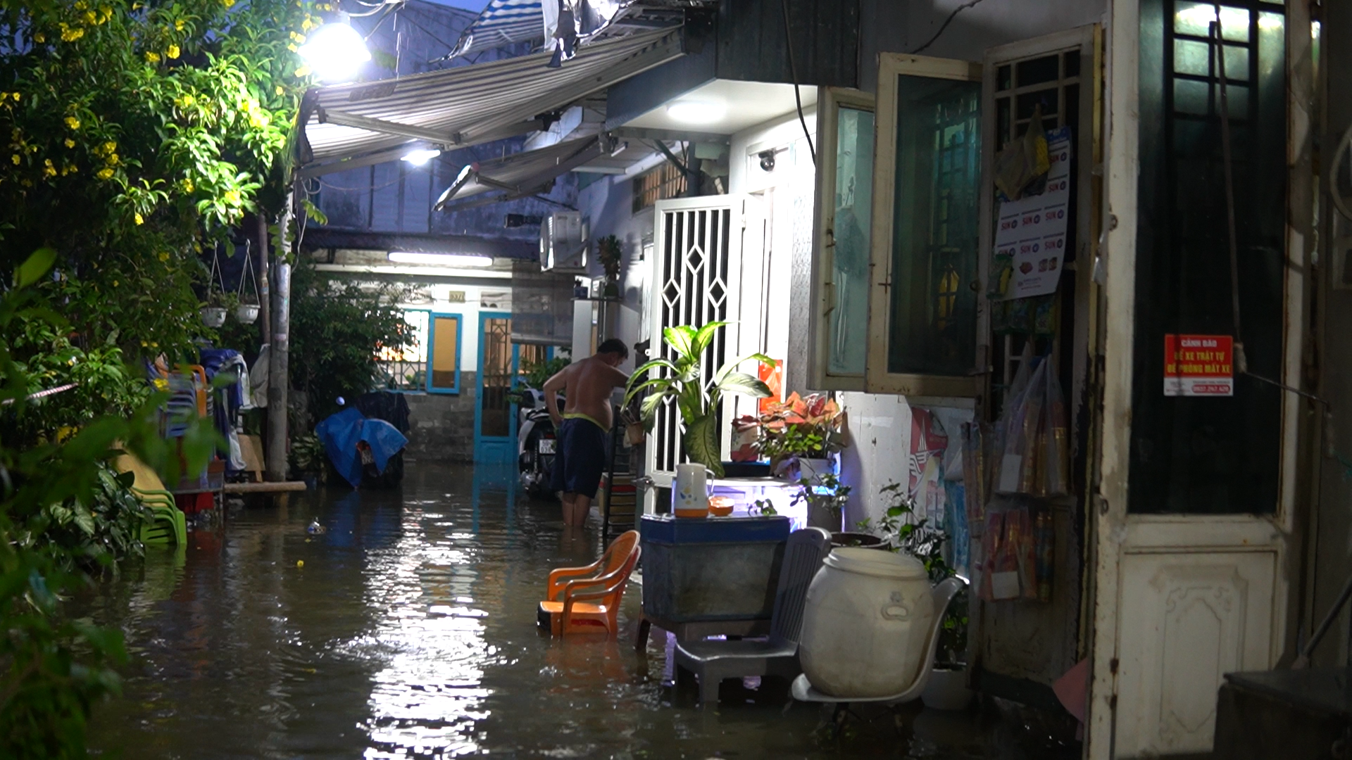 Nước ngập bủa vây, người dân bờ kè Thanh Đa mất ăn mất ngủ ‘lo nhà sập lúc nào không hay'- Ảnh 3.