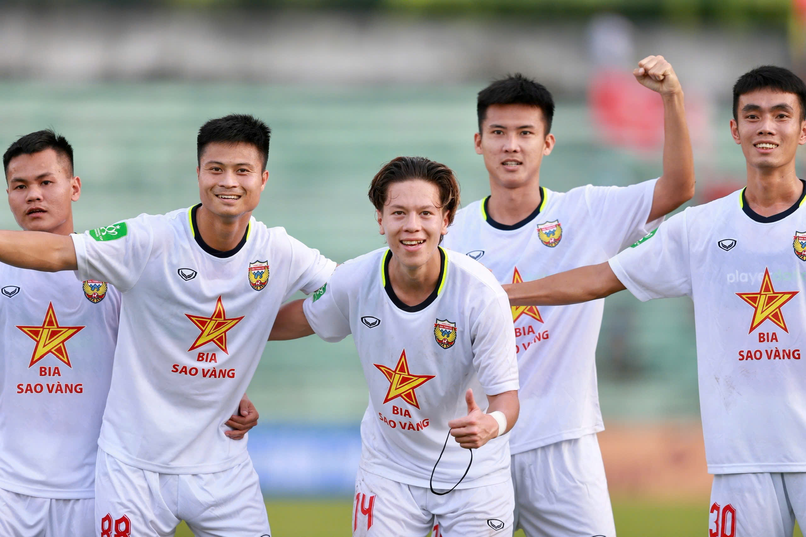 Viktor Le (14) ghi bàn trong chiến thắng 4-1 của CLB Hà Tĩnh tại Long An