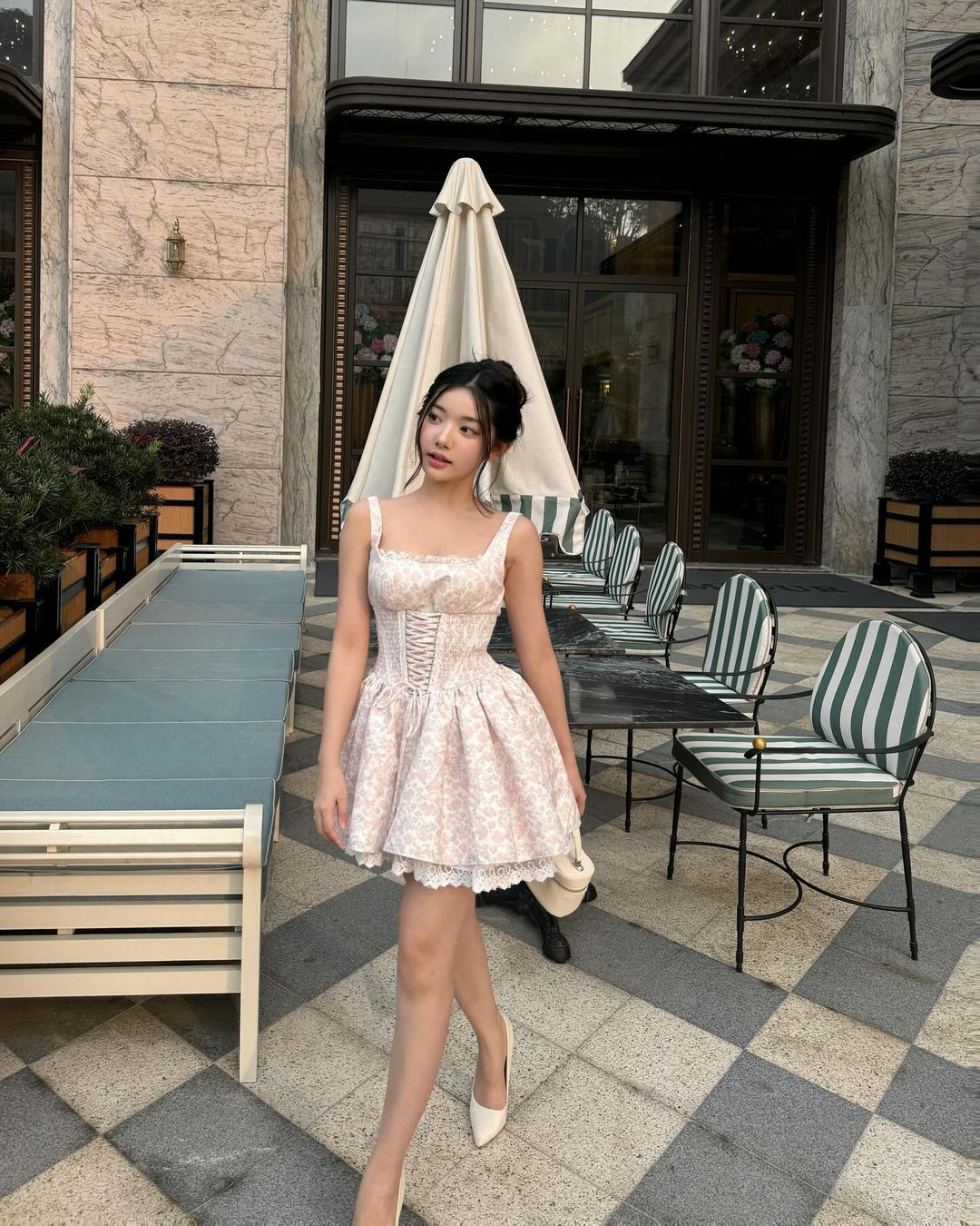 Cufundă-te în farmecul unei rochii cu bretele subțiri - Fotografia 1. Đắm mình trong sự quyến rũ với váy hai dây- Ảnh 1.