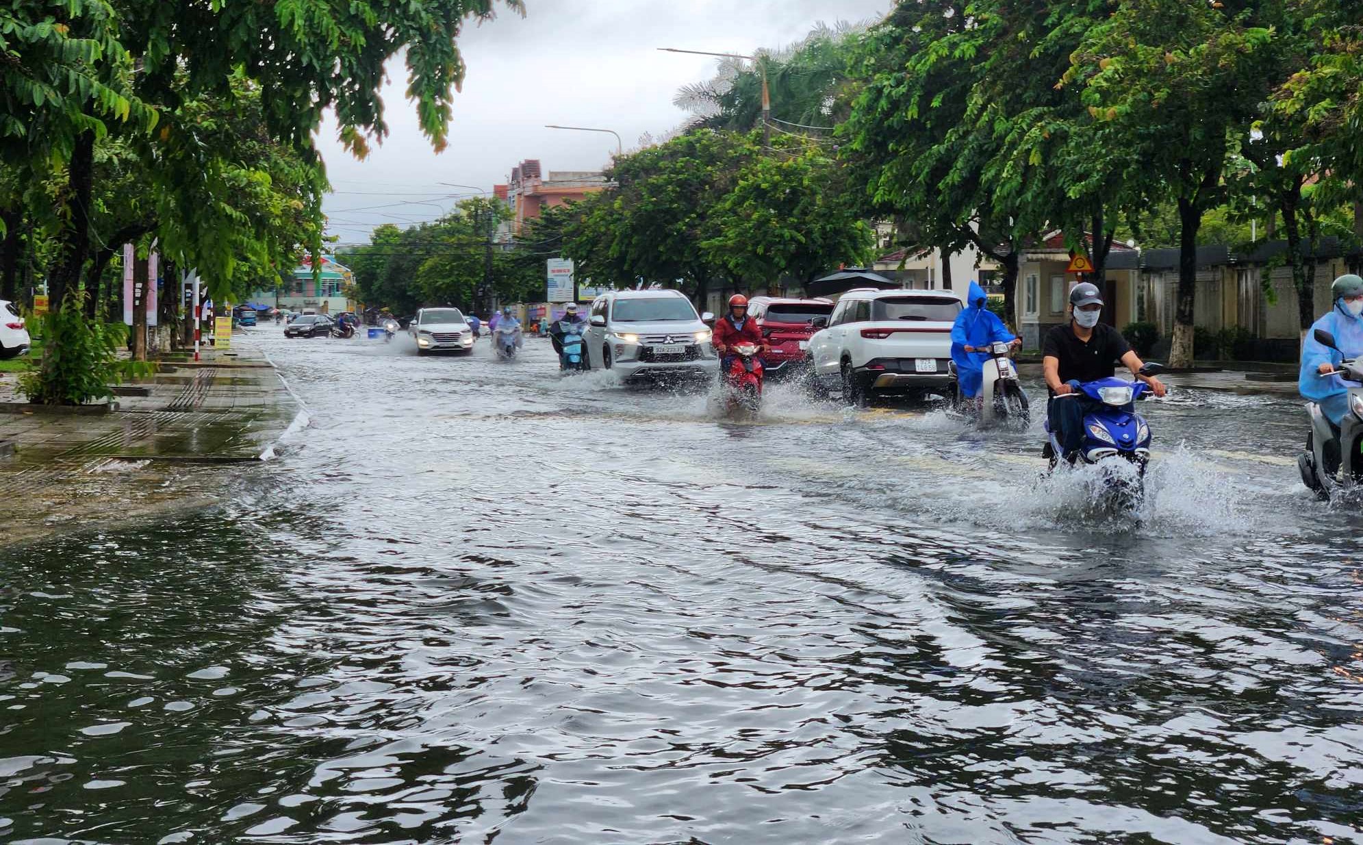 Quảng Nam: Mưa như trút, nhiều tuyến đường ở TP.Tam Kỳ ngập sâu- Ảnh 5.