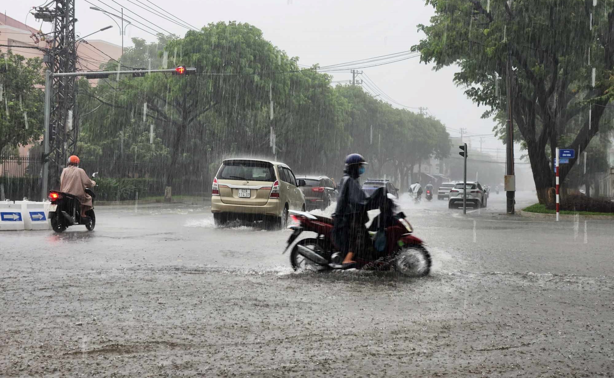 Quảng Nam: Mưa như trút, nhiều tuyến đường ở TP.Tam Kỳ ngập sâu- Ảnh 9.