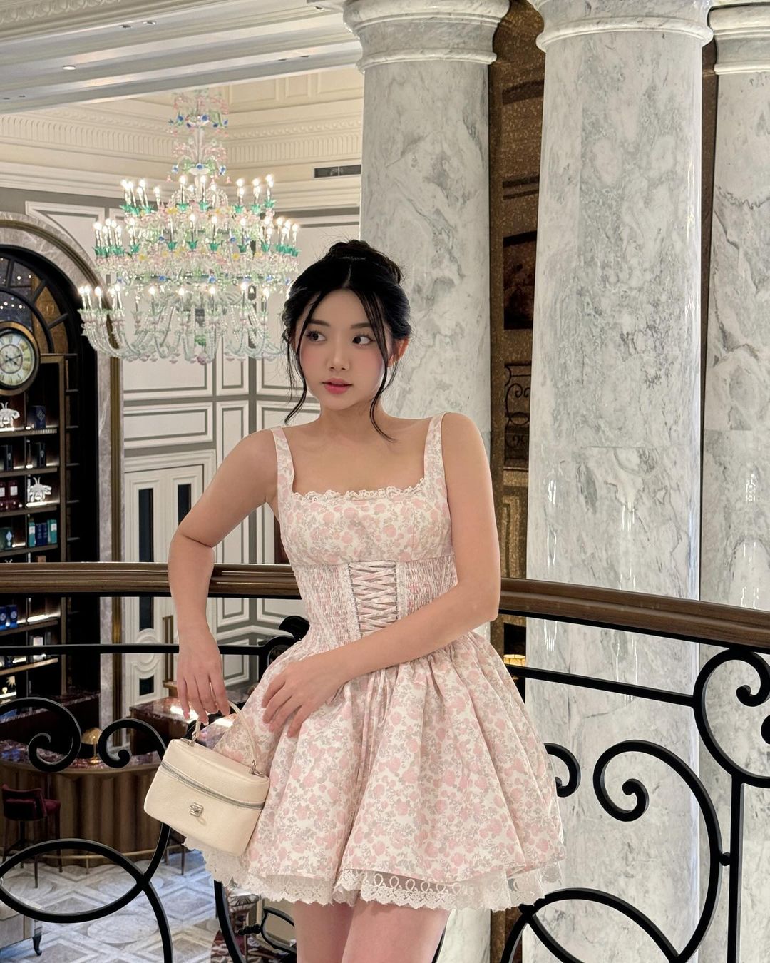 Cufundă-te în farmecul unei rochii cu bretele subțiri - Fotografia 2. Đắm mình trong sự quyến rũ với váy hai dây- Ảnh 2.