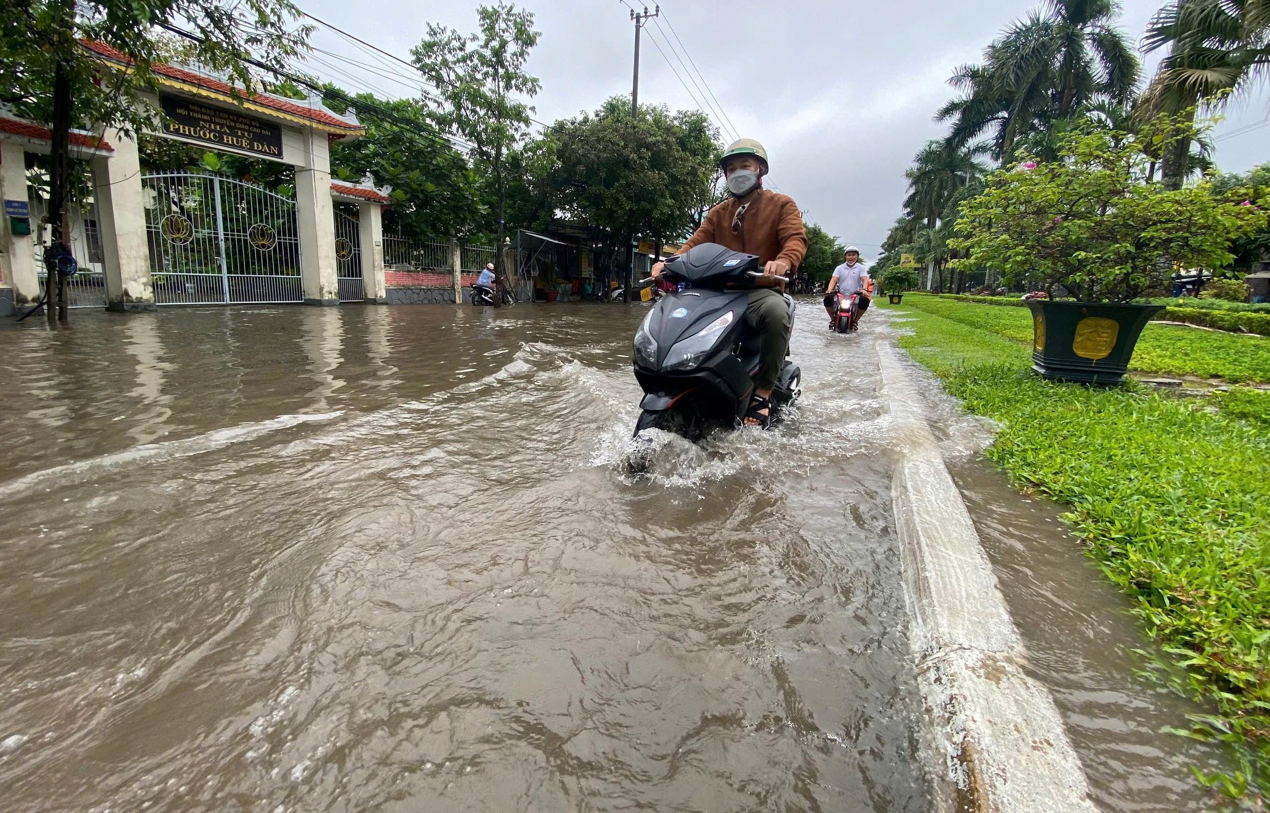 Quảng Nam: Mưa như trút, nhiều tuyến đường ở TP.Tam Kỳ ngập sâu- Ảnh 3.