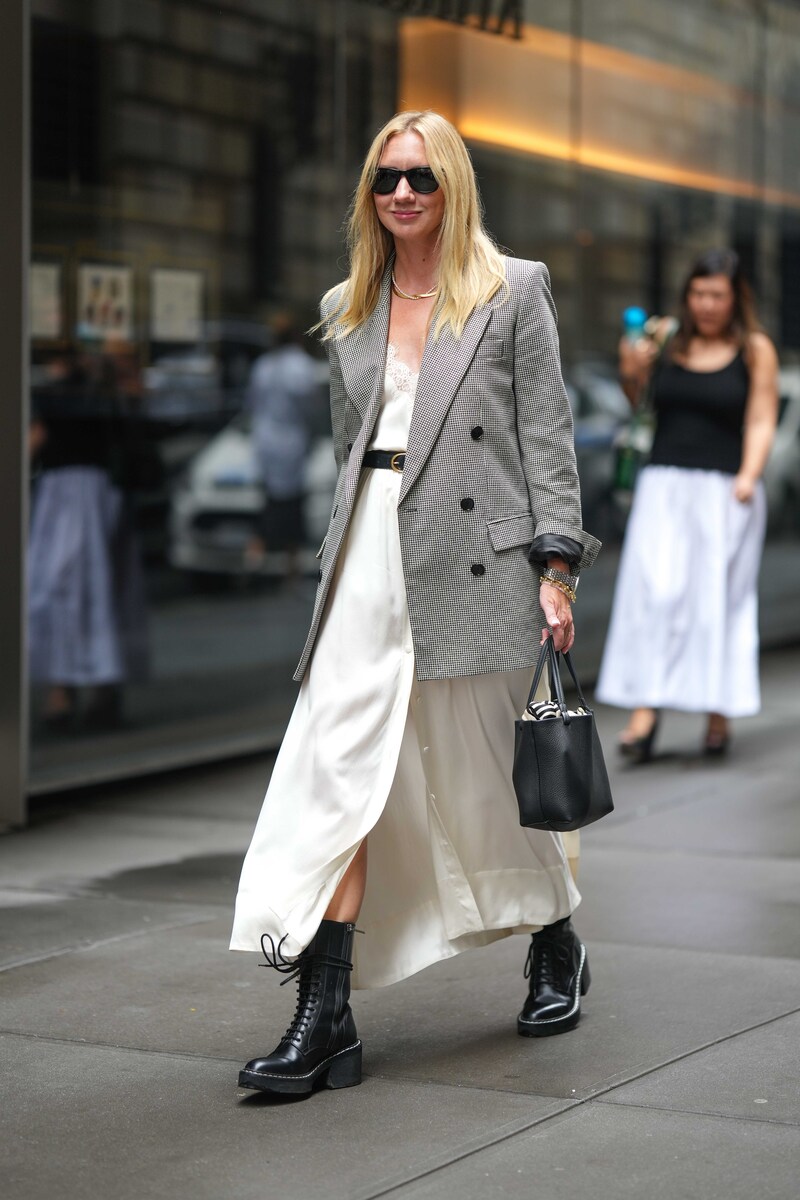 ग्लेडिएटर बूट सूट, ब्लेज़र और जींस के साथ पहनने पर नरम हो जाते हैं - फोटो 5. Giày chiến binh trở nên mềm mại khi phối cùng suit, blazer và quần jeans- Ảnh 5.