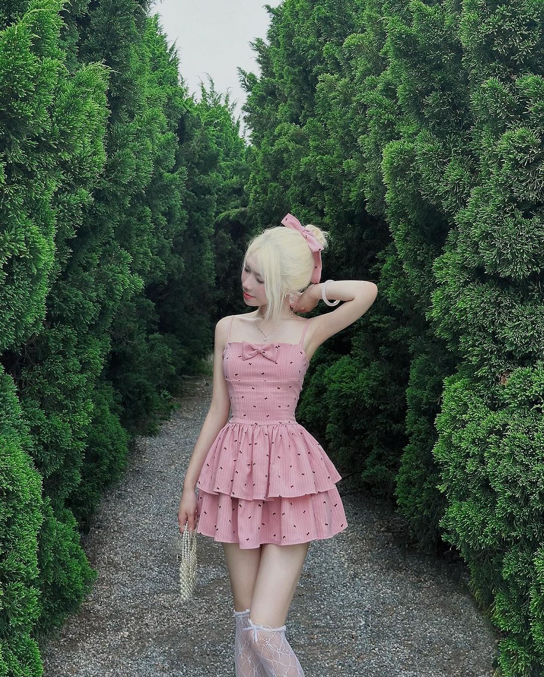 Cufundă-te în farmecul unei rochii cu bretele subțiri - Fotografia 5. Đắm mình trong sự quyến rũ với váy hai dây- Ảnh 5.