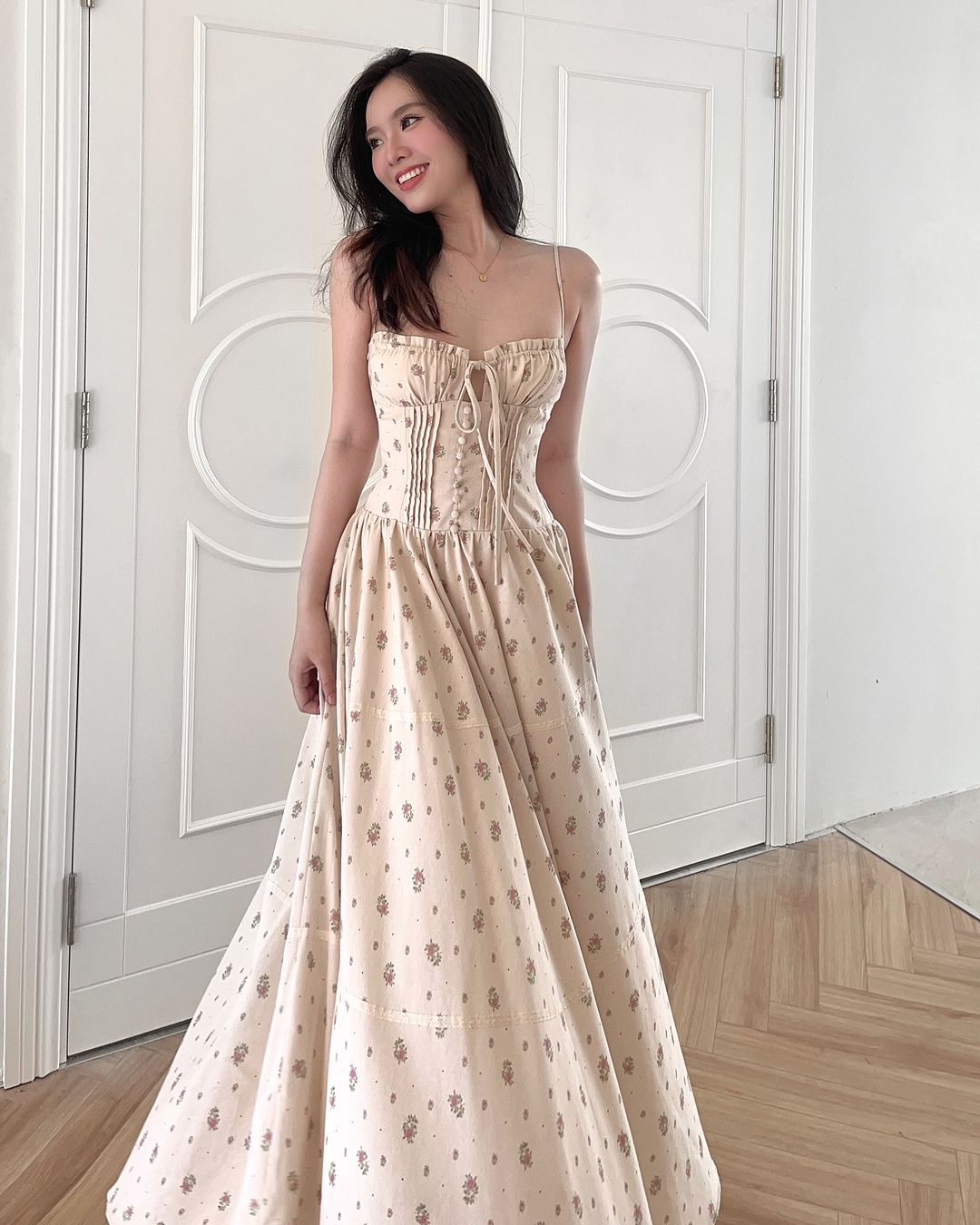 Cufundă-te în farmecul unei rochii cu bretele subțiri - Fotografia 6. Đắm mình trong sự quyến rũ với váy hai dây- Ảnh 6.