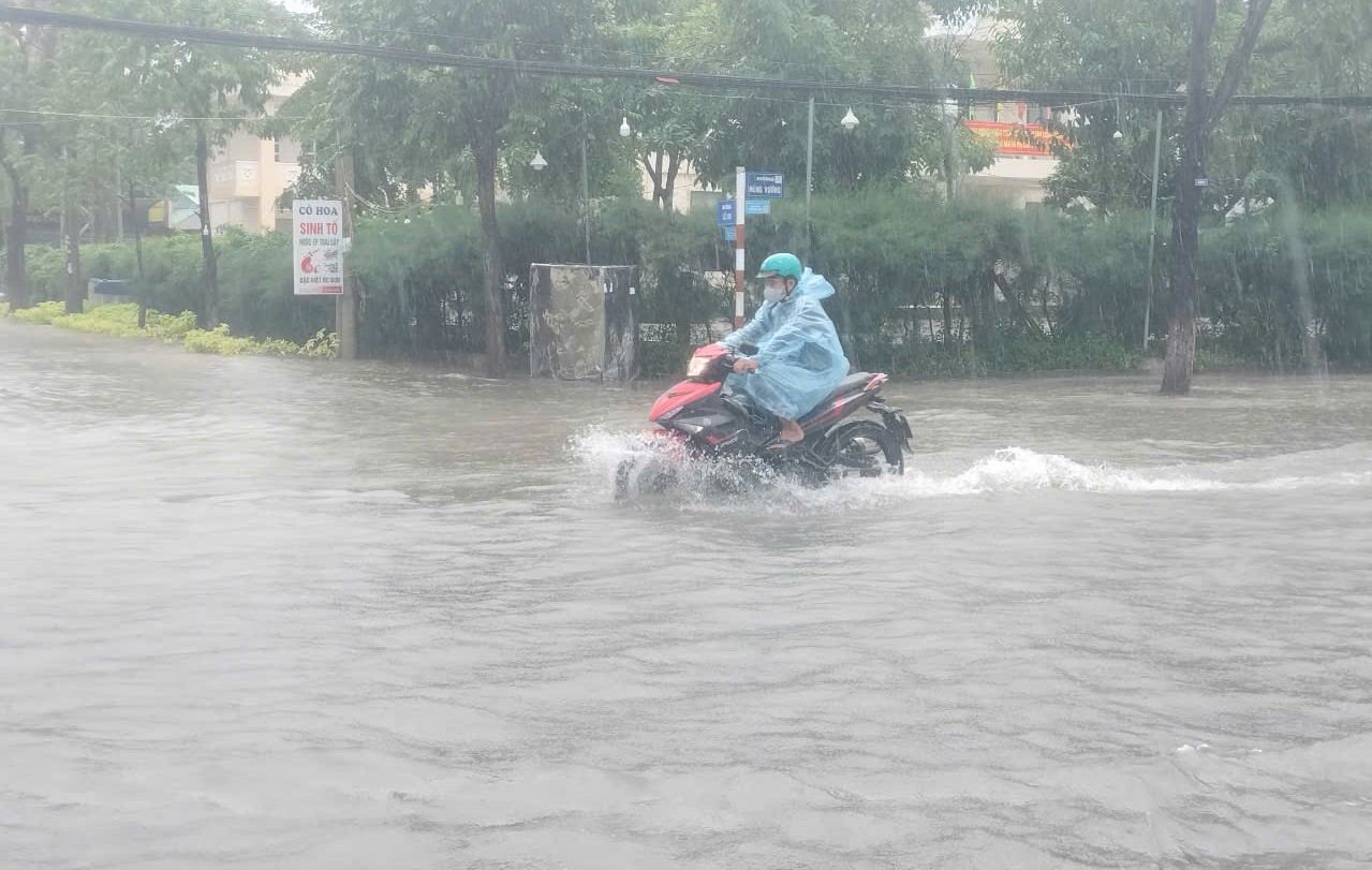 Quảng Nam: Mưa như trút, nhiều tuyến đường ở TP.Tam Kỳ ngập sâu- Ảnh 10.