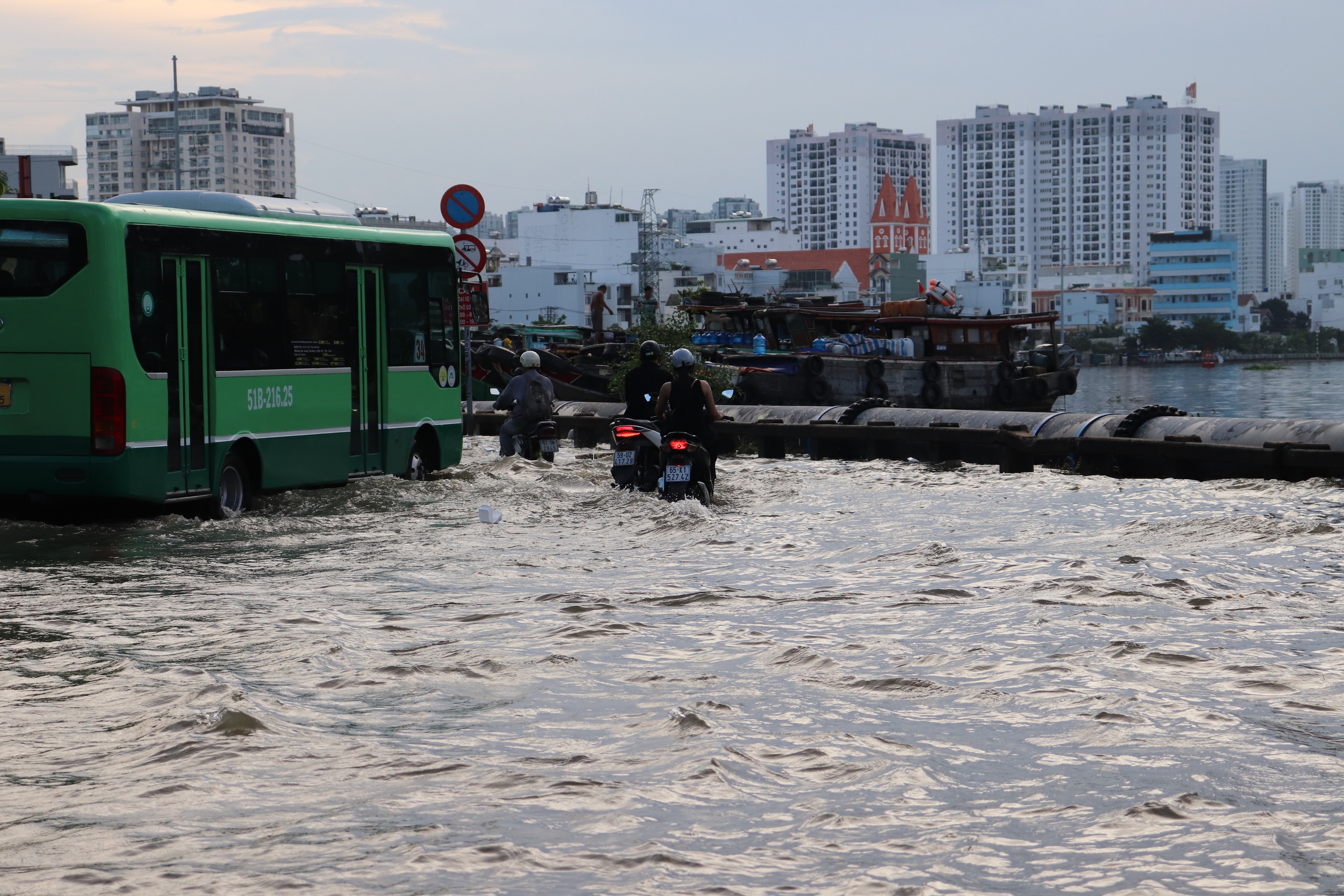 Đau đáu nỗi khổ ngập sâu, chuyên gia bàn giải pháp 'phải vừa thoát nước, vừa lấy dự trữ nước'- Ảnh 1.