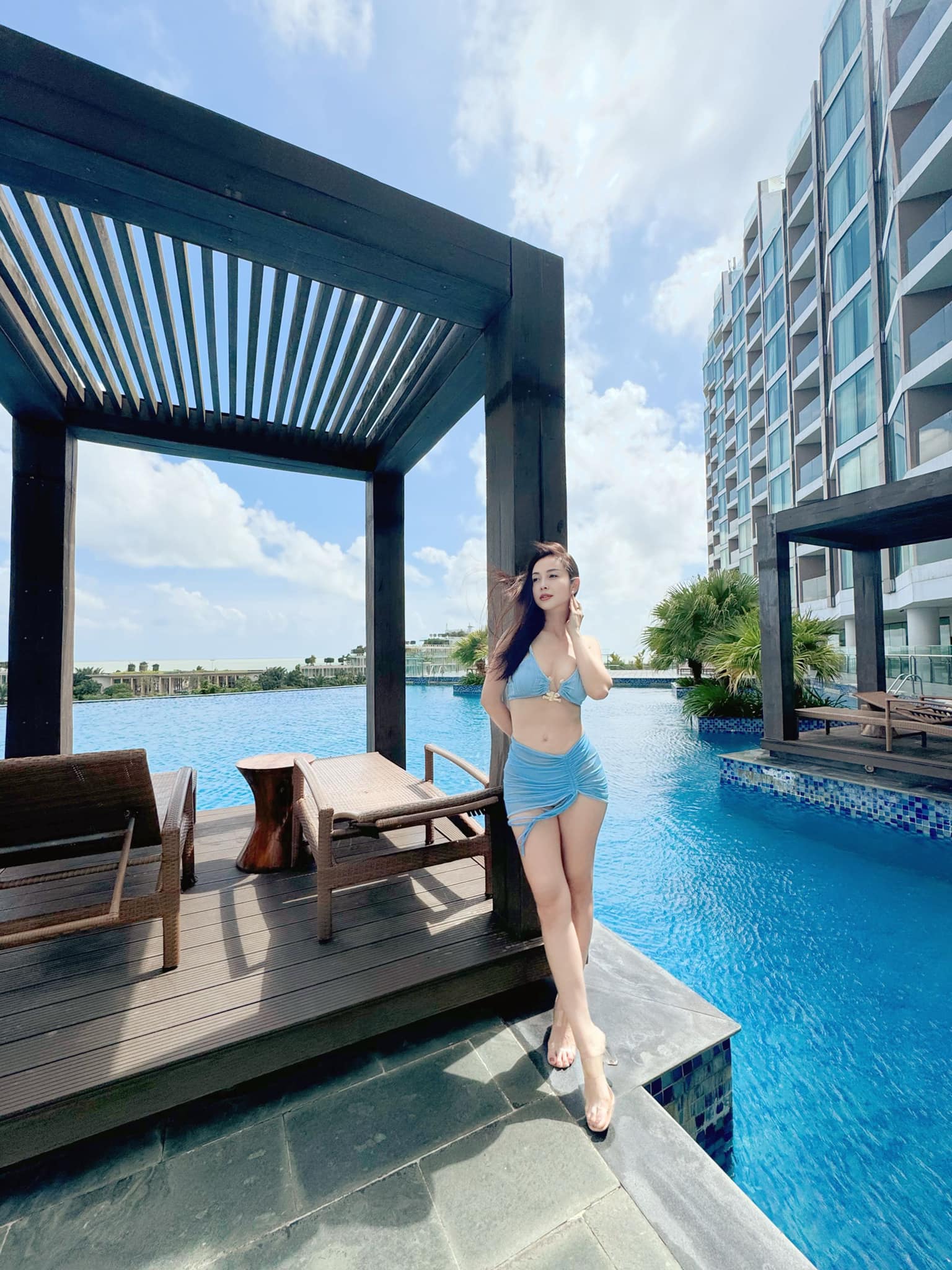 Hoa hậu Jennifer Phạm diện bikini nóng bỏng