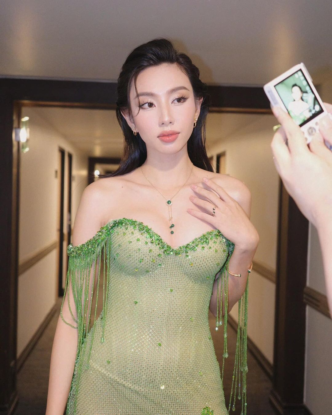 Brillez à chaque coin de rue avec la couleur bleue intemporelle - Photo 3. Tỏa sáng mọi góc phố với gam màu xanh không bao giờ lỗi mốt- Ảnh 3.