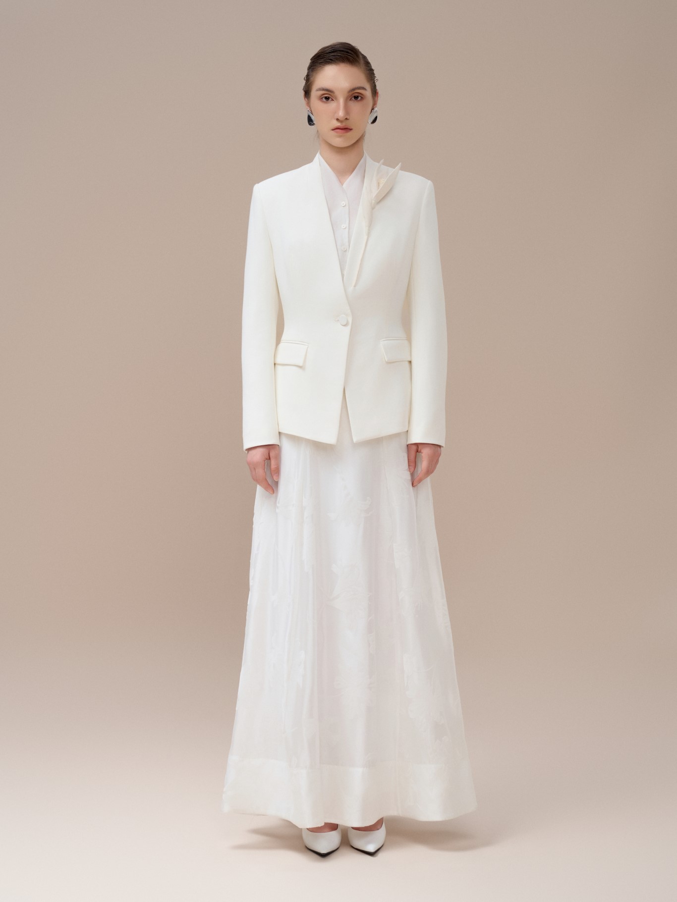 Chị em khoe sức hút với trang phục màu trung tính vượt thời gian- Ảnh 3. Chị em khoe sức hút với trang phục màu trung tính vượt thời gian- Ảnh 3.