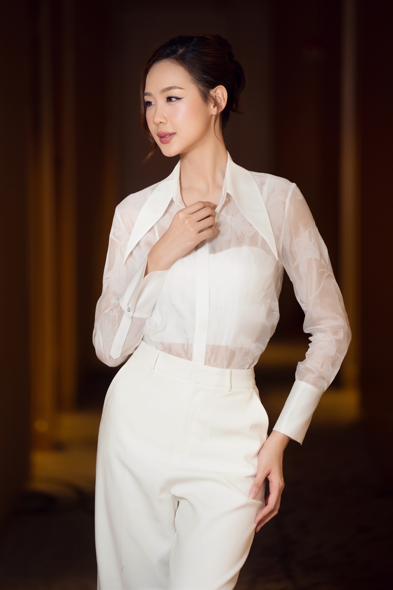 Chị em khoe sức hút với trang phục màu trung tính vượt thời gian- Ảnh 6. Chị em khoe sức hút với trang phục màu trung tính vượt thời gian- Ảnh 6.