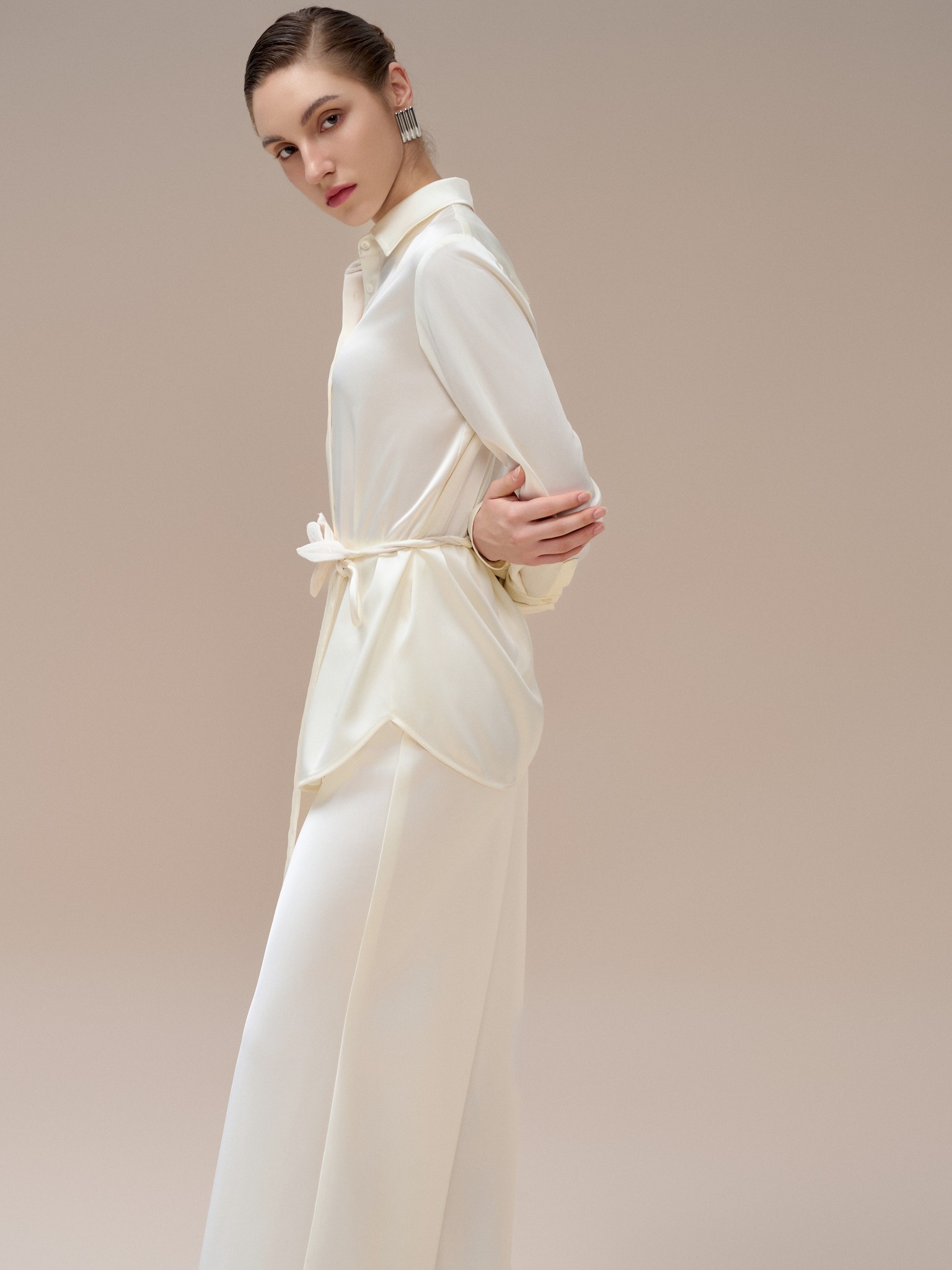 Chị em khoe sức hút với trang phục màu trung tính vượt thời gian- Ảnh 1. Chị em khoe sức hút với trang phục màu trung tính vượt thời gian- Ảnh 1.