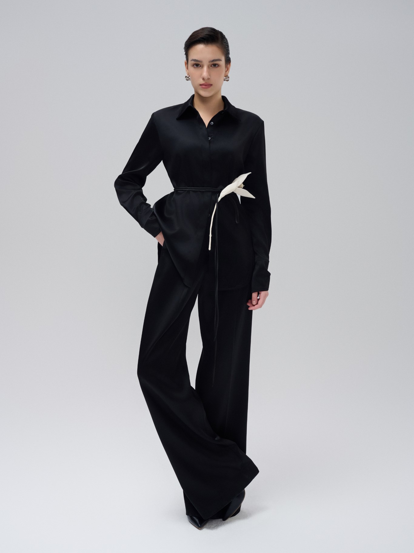 Chị em khoe sức hút với trang phục màu trung tính vượt thời gian- Ảnh 7. Chị em khoe sức hút với trang phục màu trung tính vượt thời gian- Ảnh 7.