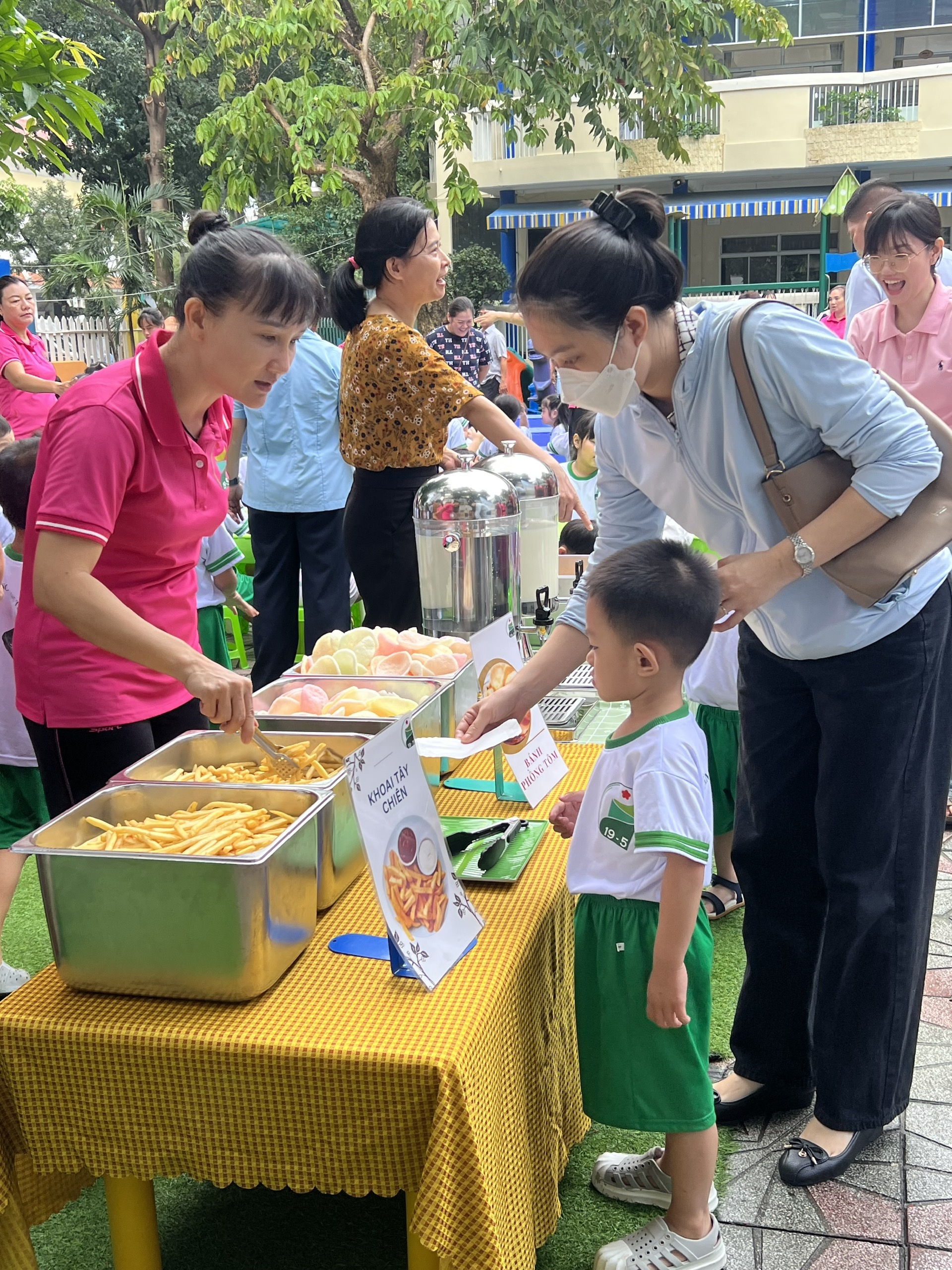 Trường mầm non công khai bữa ăn bán trú, phụ huynh 'mục sở thị' giờ ăn- Ảnh 4.