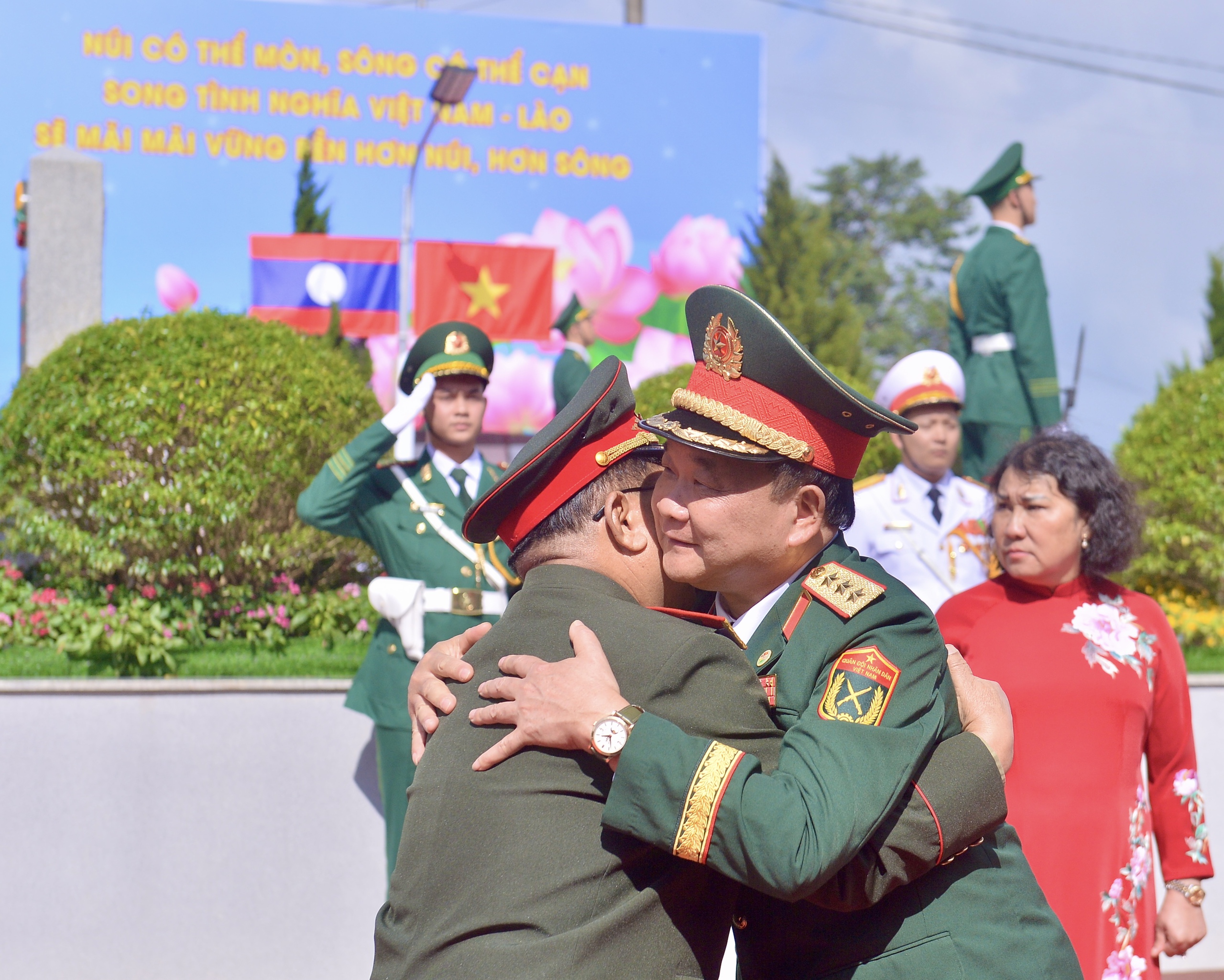 Đại tướng Phan Văn Giang gặp Bộ trưởng Bộ Quốc phòng Lào tại biên giới- Ảnh 3.