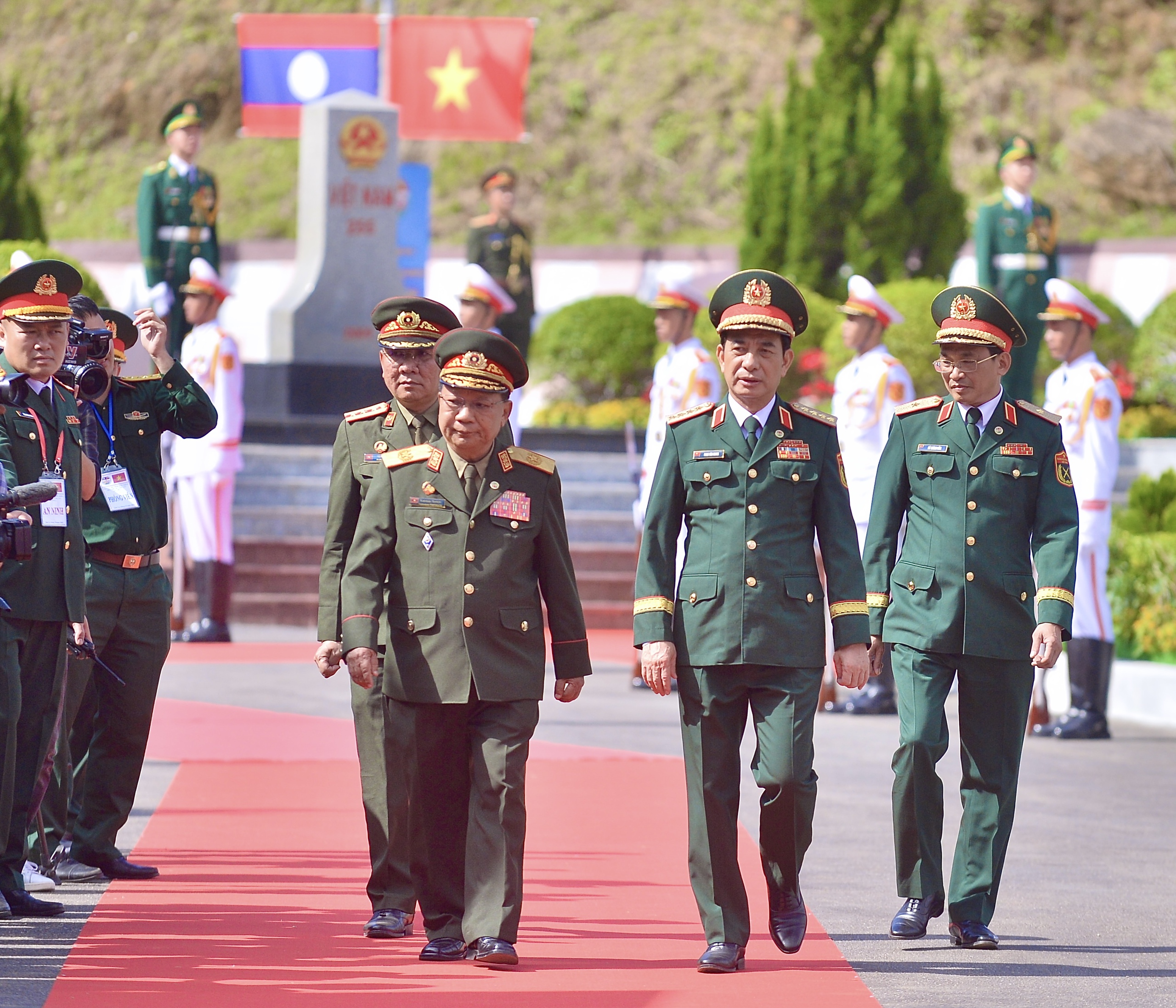 Đại tướng Phan Văn Giang gặp Bộ trưởng Bộ Quốc phòng Lào tại biên giới- Ảnh 3.