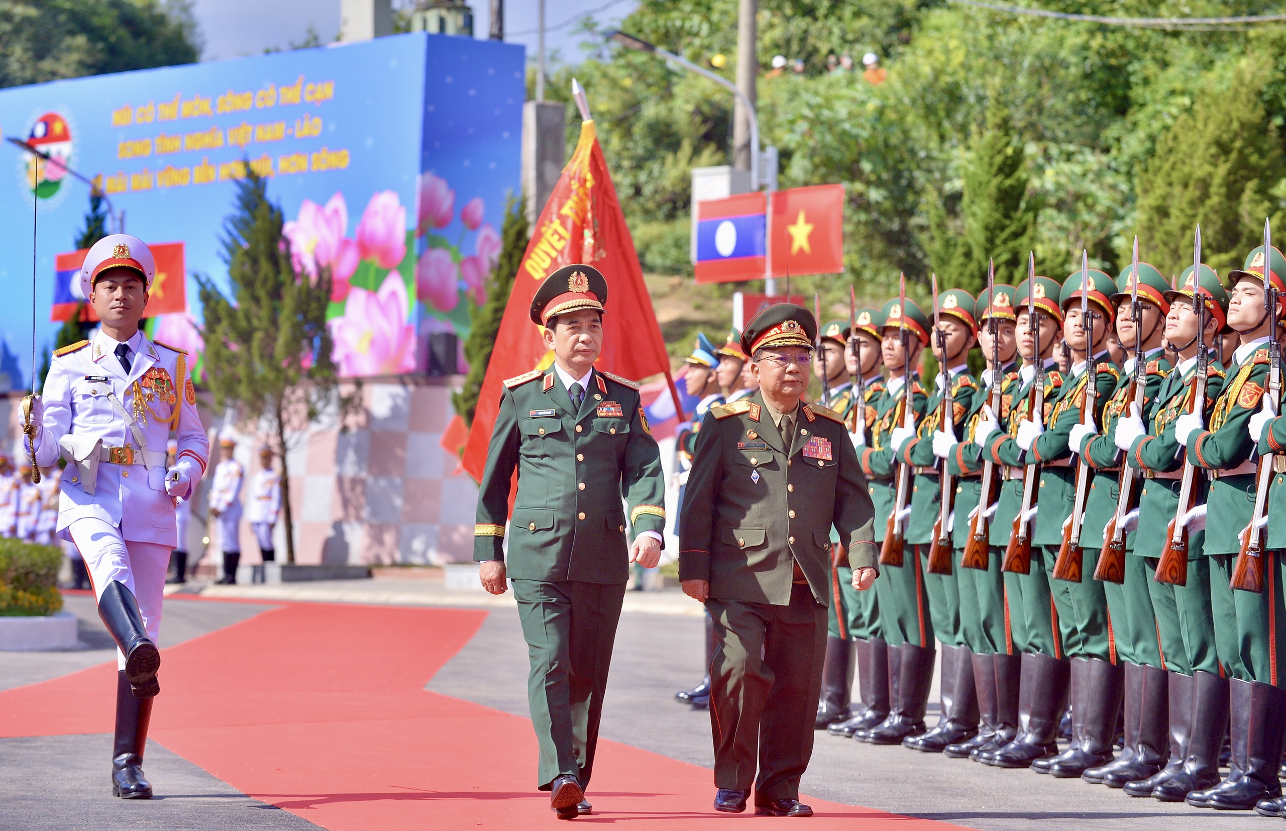 Đại tướng Phan Văn Giang gặp Bộ trưởng Bộ Quốc phòng Lào tại biên giới- Ảnh 1.