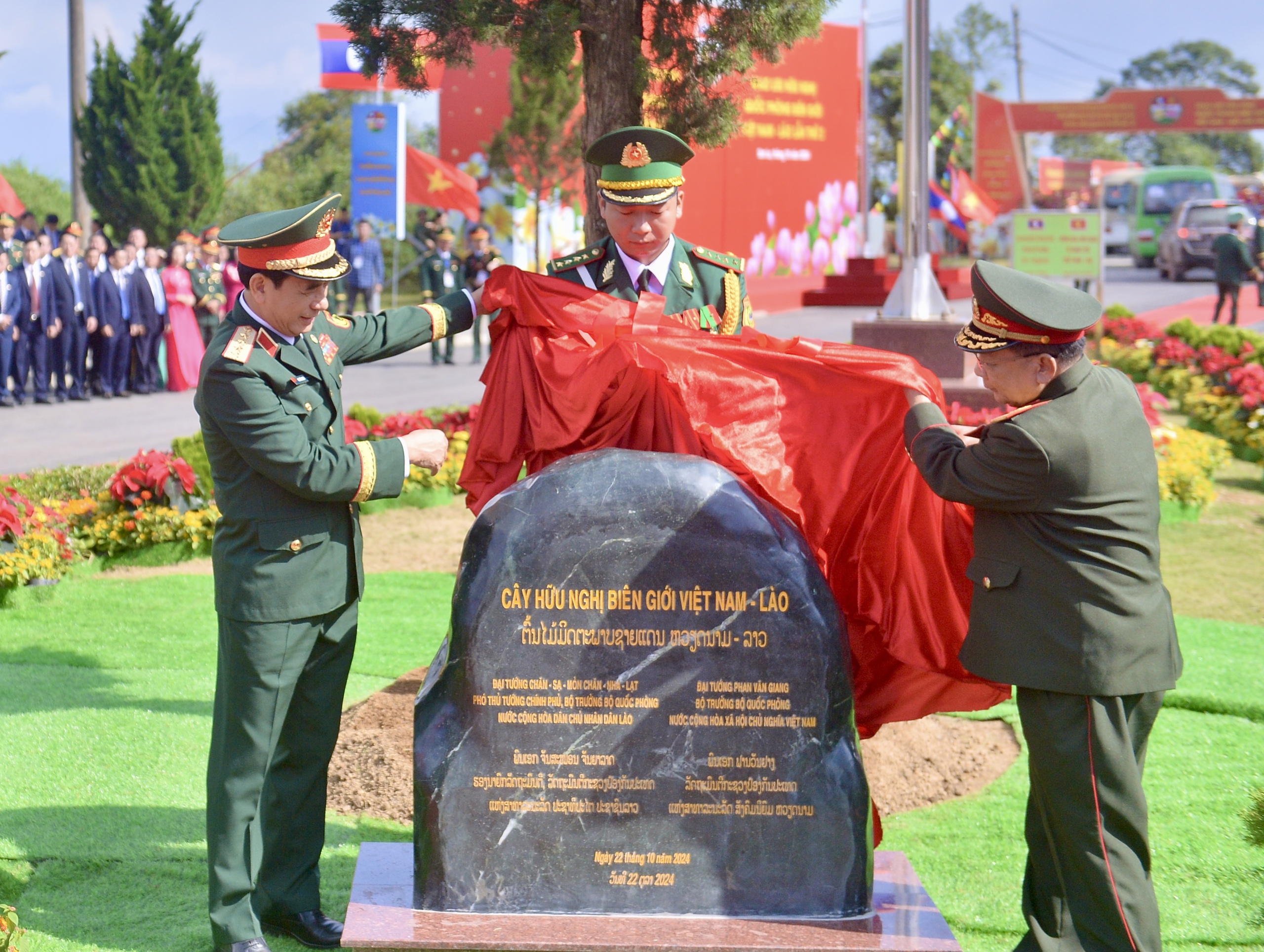 Đại tướng Phan Văn Giang gặp Bộ trưởng Bộ Quốc phòng Lào tại biên giới- Ảnh 8.