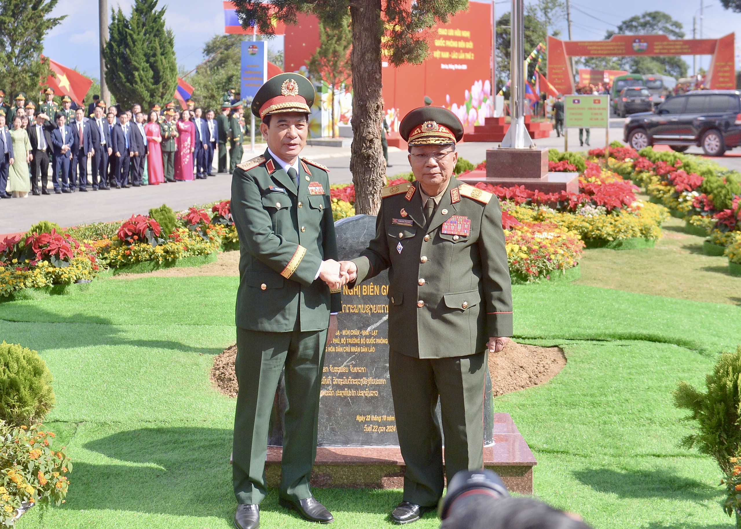 Đại tướng Phan Văn Giang gặp Bộ trưởng Bộ Quốc phòng Lào tại biên giới- Ảnh 9.