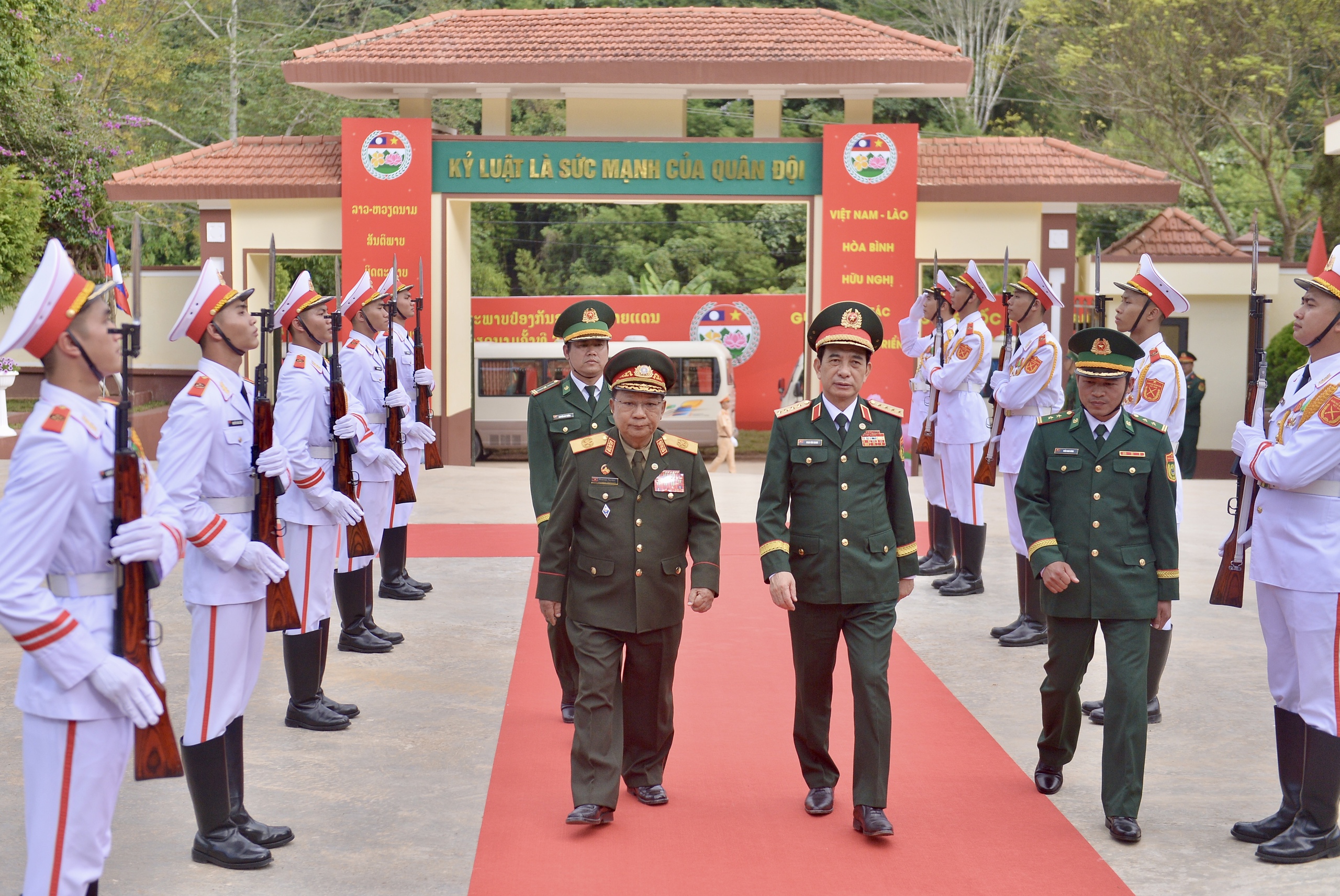 Đại tướng Phan Văn Giang gặp Bộ trưởng Bộ Quốc phòng Lào tại biên giới- Ảnh 11.