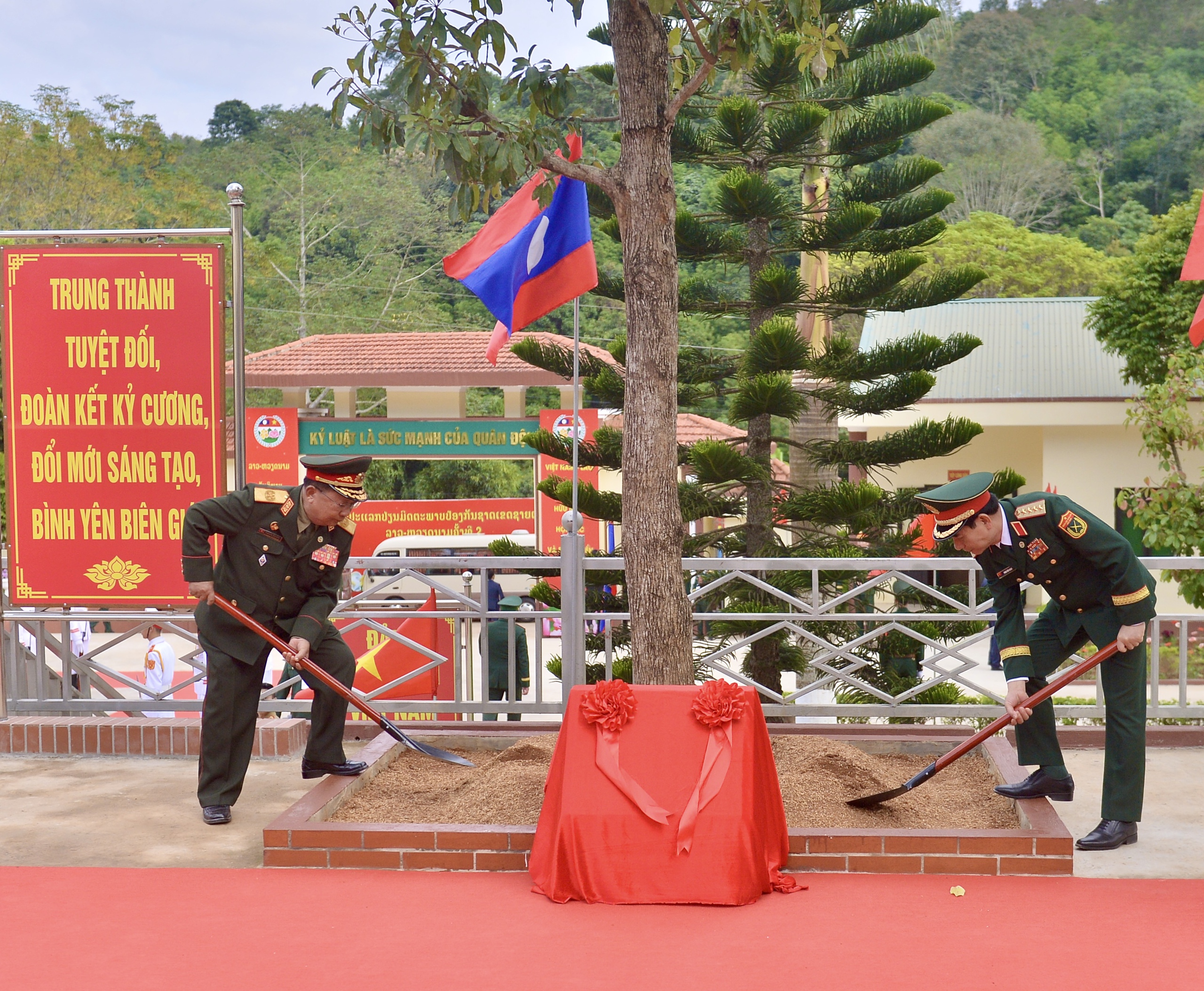 Đại tướng Phan Văn Giang gặp Bộ trưởng Bộ Quốc phòng Lào tại biên giới- Ảnh 12.