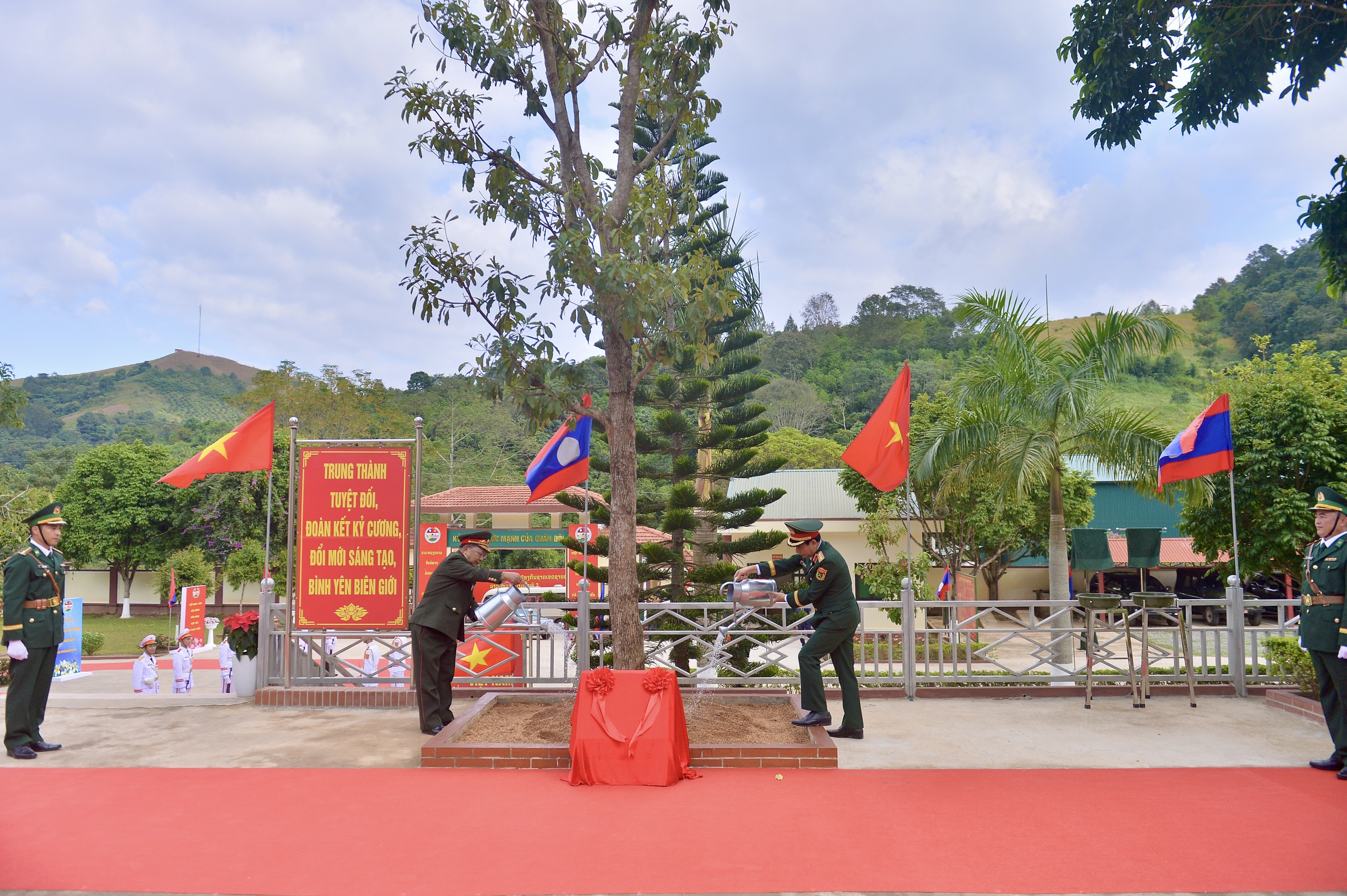 Đại tướng Phan Văn Giang gặp Bộ trưởng Bộ Quốc phòng Lào tại biên giới- Ảnh 11.