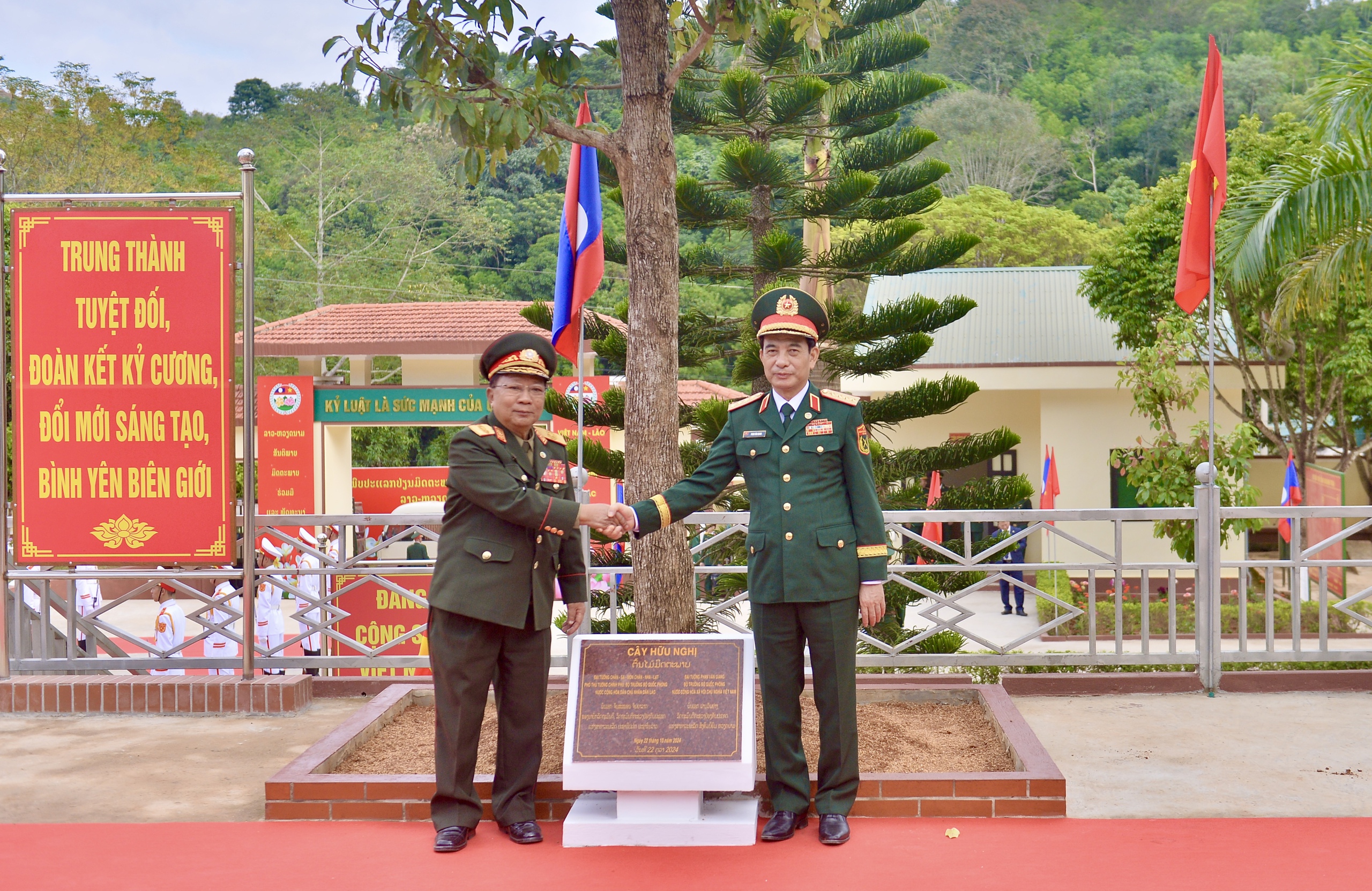 Đại tướng Phan Văn Giang gặp Bộ trưởng Bộ Quốc phòng Lào tại biên giới- Ảnh 13.