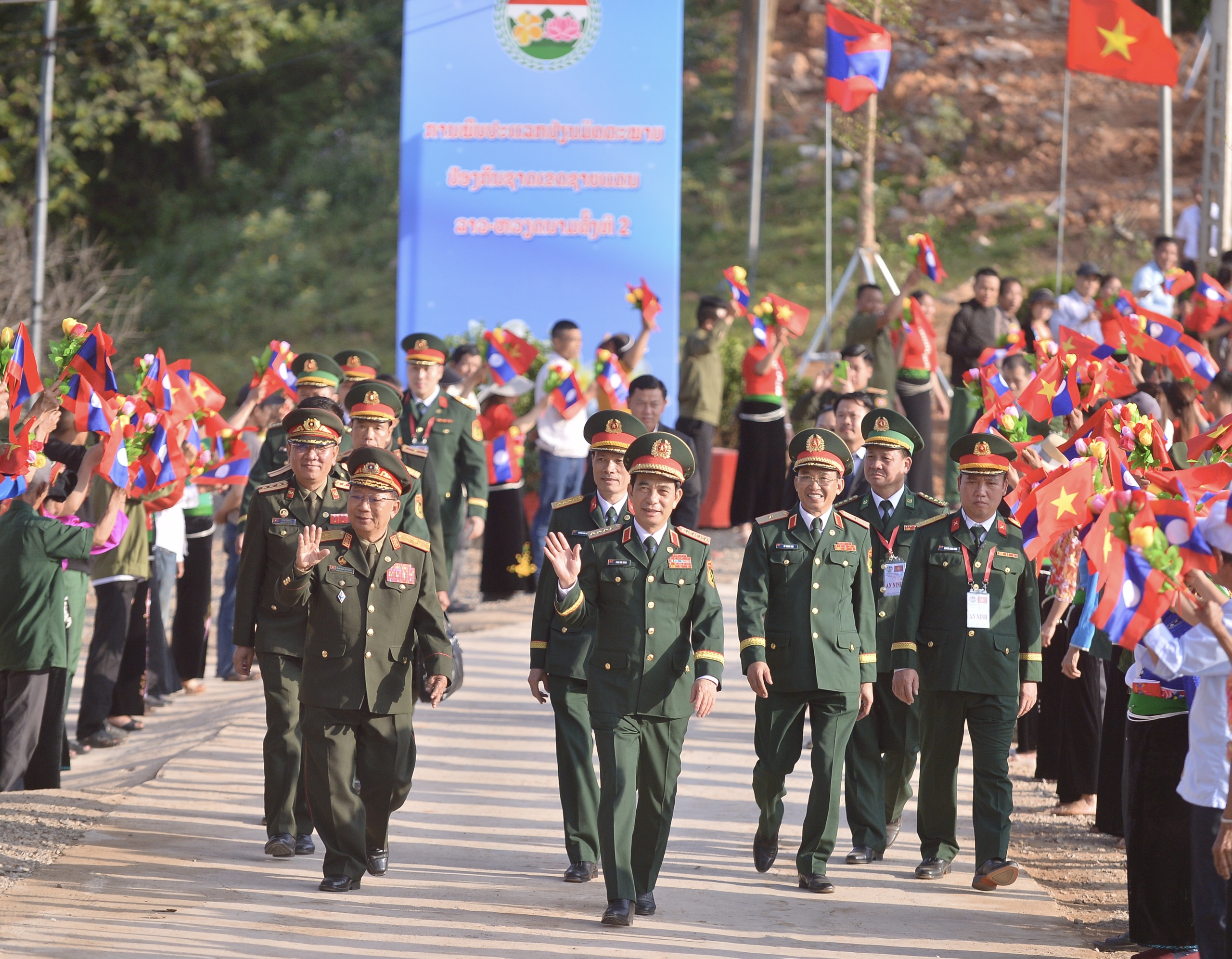 Đại tướng Phan Văn Giang gặp Bộ trưởng Bộ Quốc phòng Lào tại biên giới- Ảnh 14.