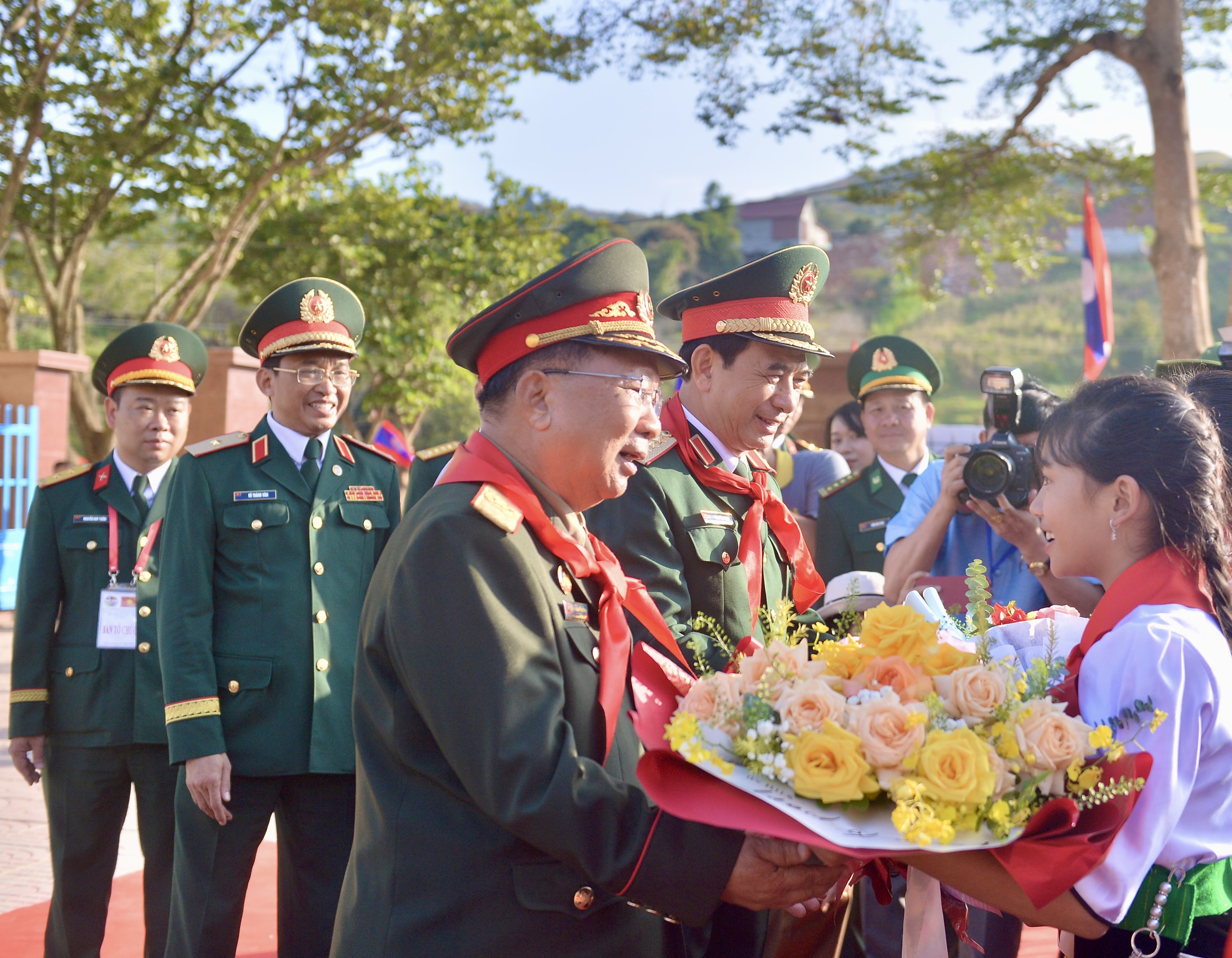 Đại tướng Phan Văn Giang gặp Bộ trưởng Bộ Quốc phòng Lào tại biên giới- Ảnh 15.