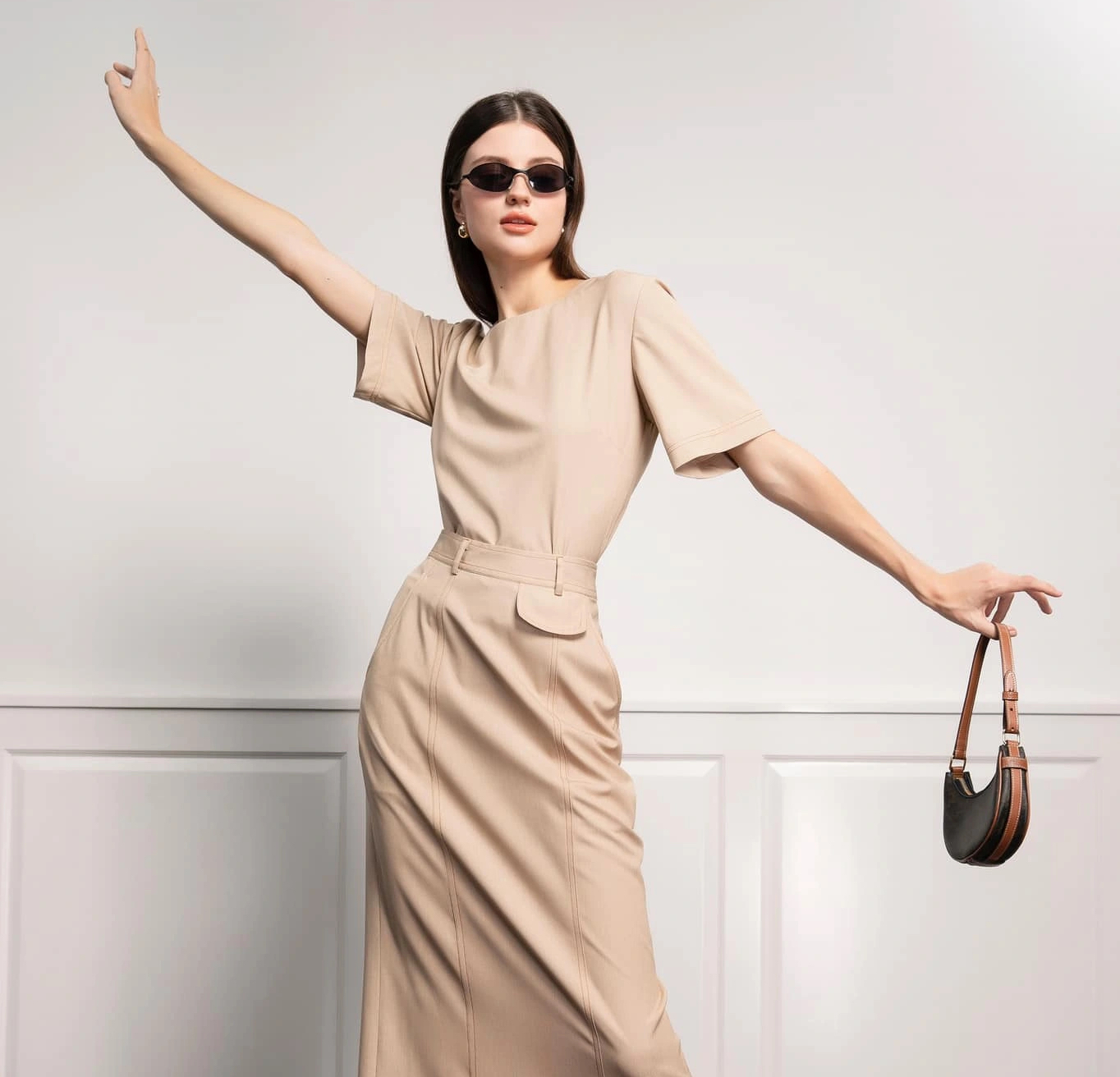 Chị em khoe sức hút với trang phục màu trung tính vượt thời gian- Ảnh 4. Chị em khoe sức hút với trang phục màu trung tính vượt thời gian- Ảnh 4.