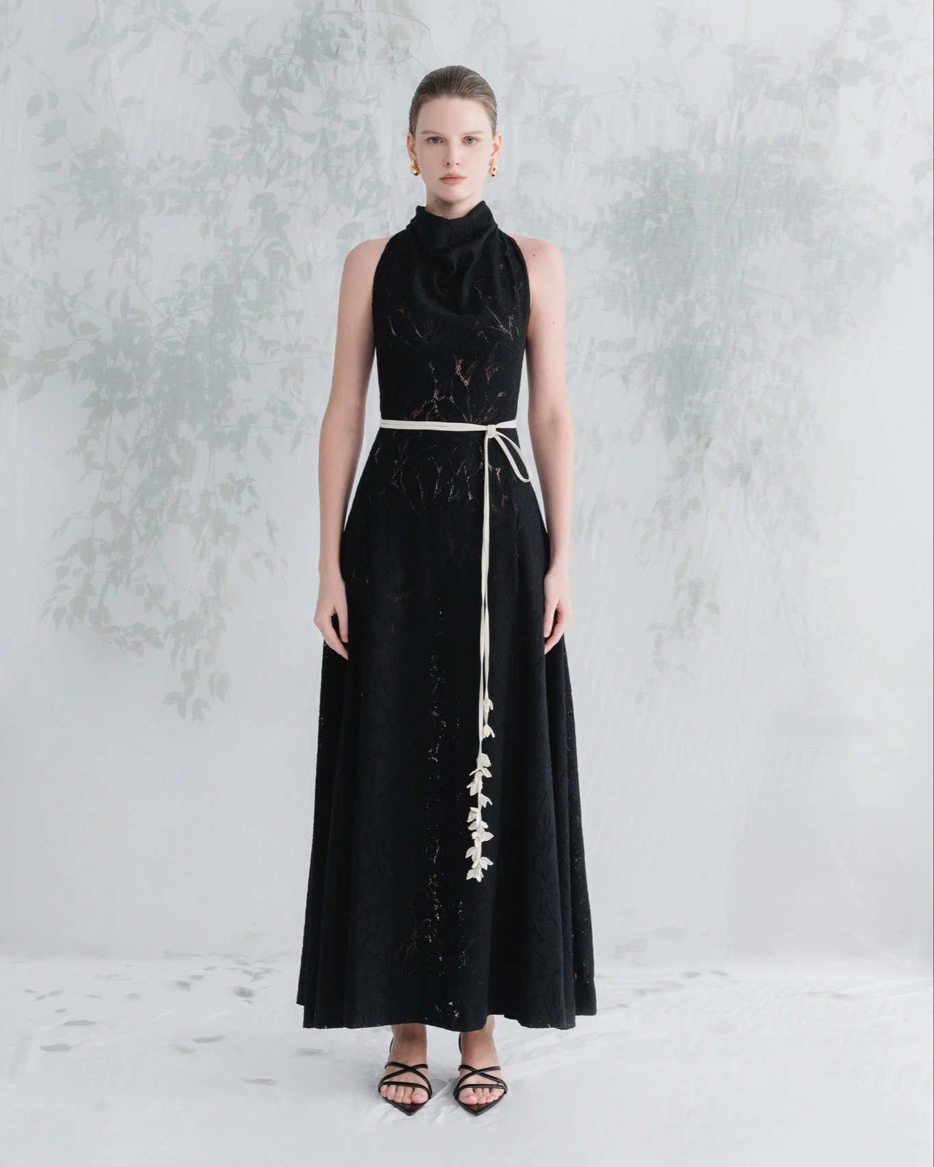 Chị em khoe sức hút với trang phục màu trung tính vượt thời gian- Ảnh 2. Chị em khoe sức hút với trang phục màu trung tính vượt thời gian- Ảnh 2.