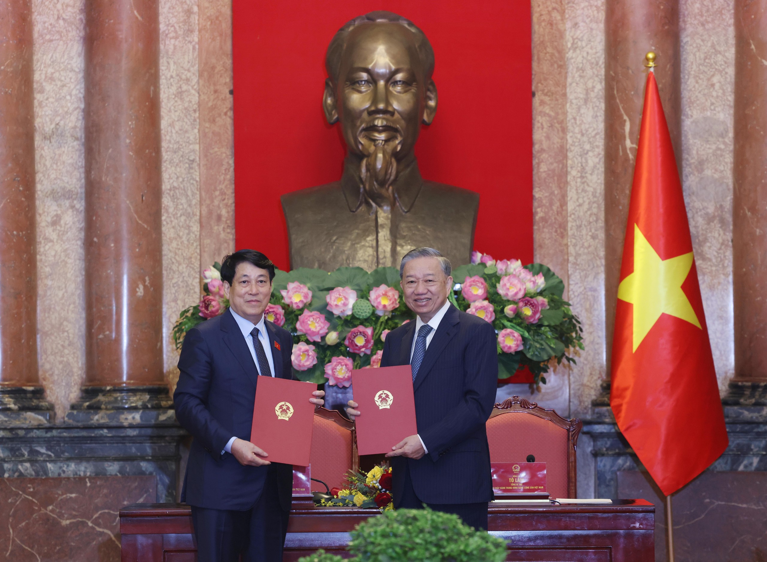 Le secrétaire général To Lam et le président Luong Cuong remettent le ...